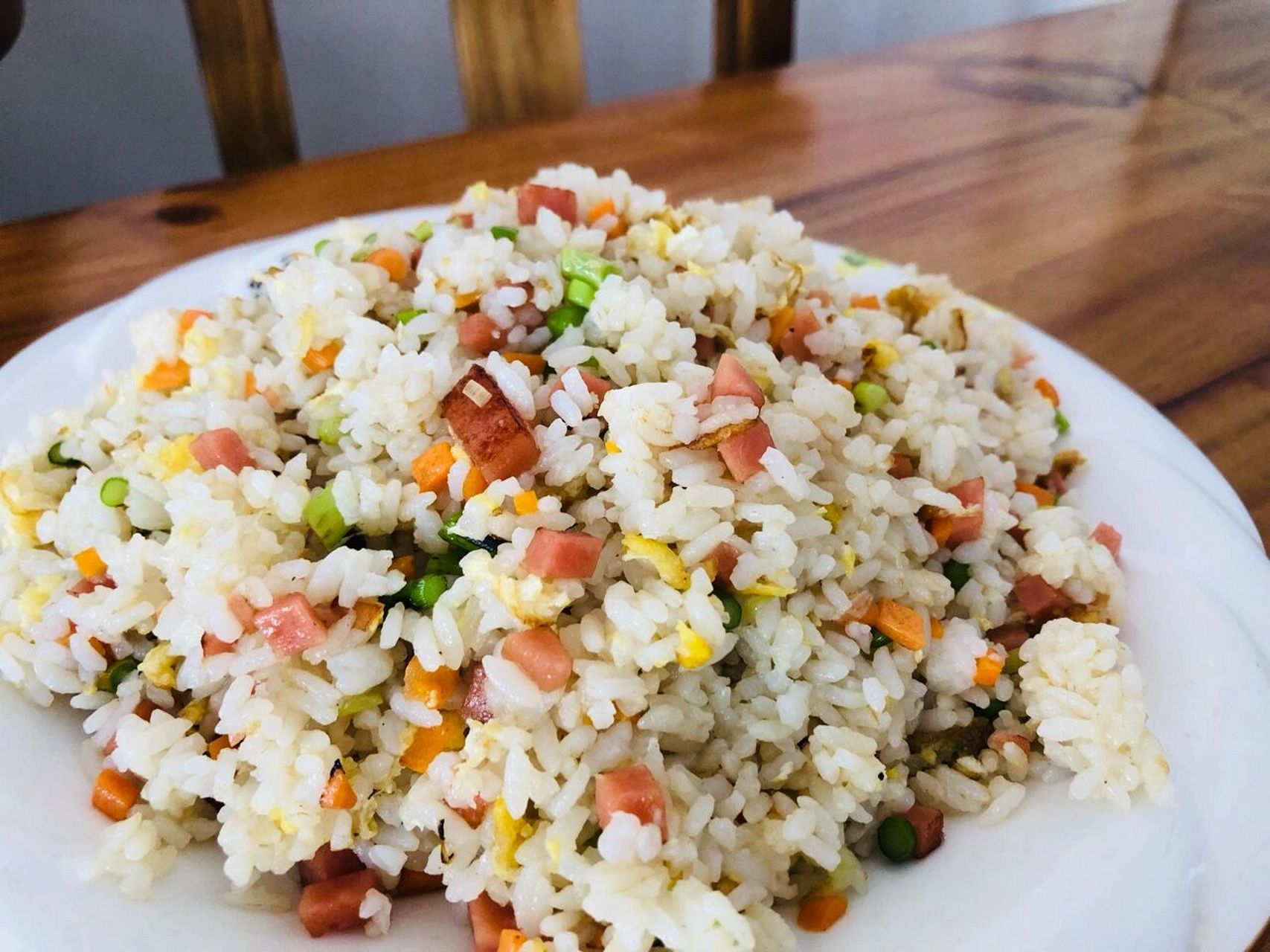 图一是扬州炒饭,百度了一下扬州炒饭和蛋炒饭的区别在于扬州炒饭配料