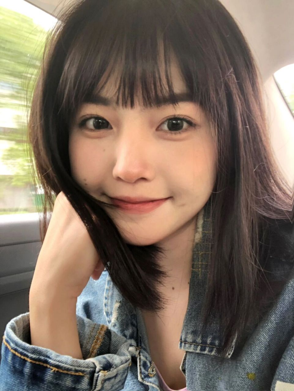 短发自带少年感 最近好喜欢在车里自拍呀 正好今天打车回了趟学校