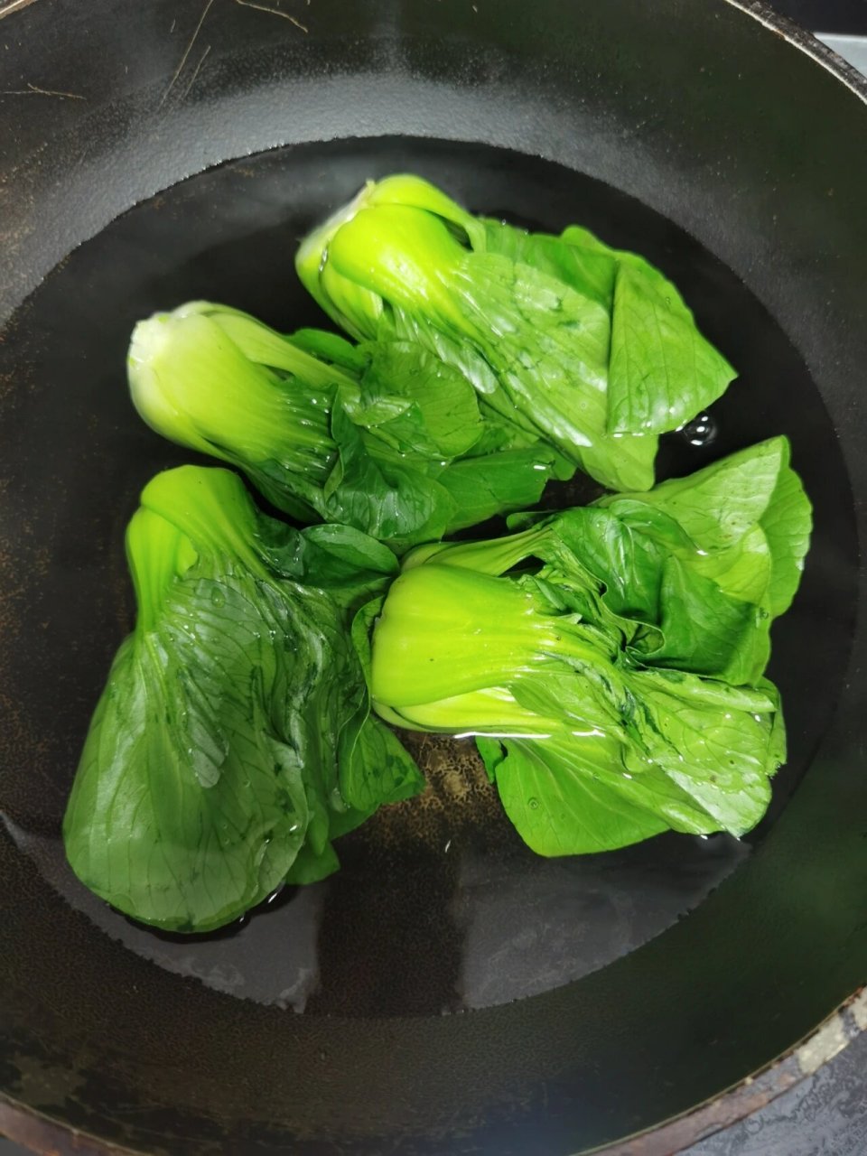 青菜洗干净,烧一锅开水,把青菜稍微烫一下,时间不能太久要不然做壕屯