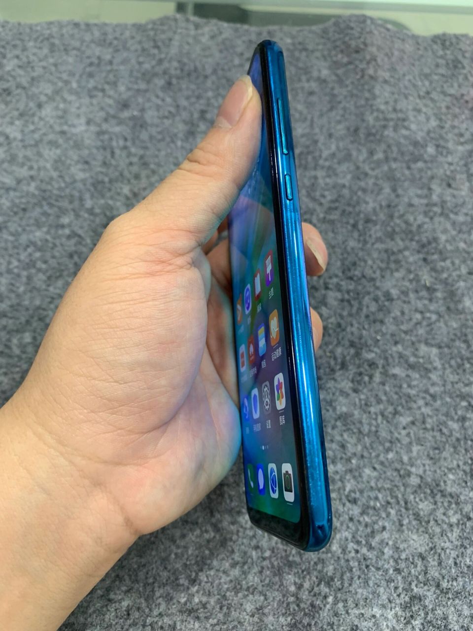 荣耀20青春版,6 128 荣耀20青春版,6 128 麒麟处理器几百蚊带走