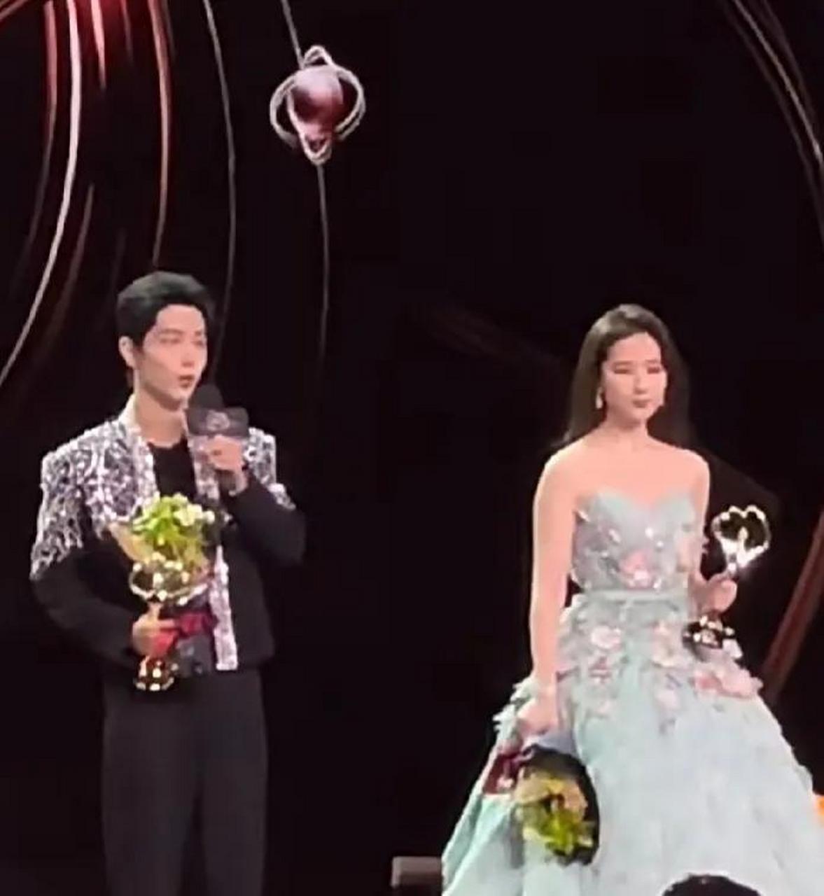 肖战和刘亦菲同台领奖,最爱的两位终于等到同框了,肖战穿和刘亦菲同