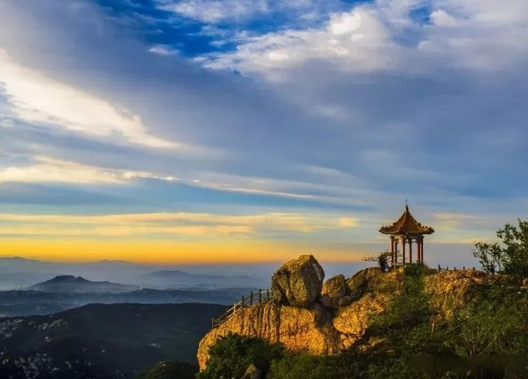 沂山玉皇顶探海石的传说  相传在一万多年前,在古中国大陆的东部,也就