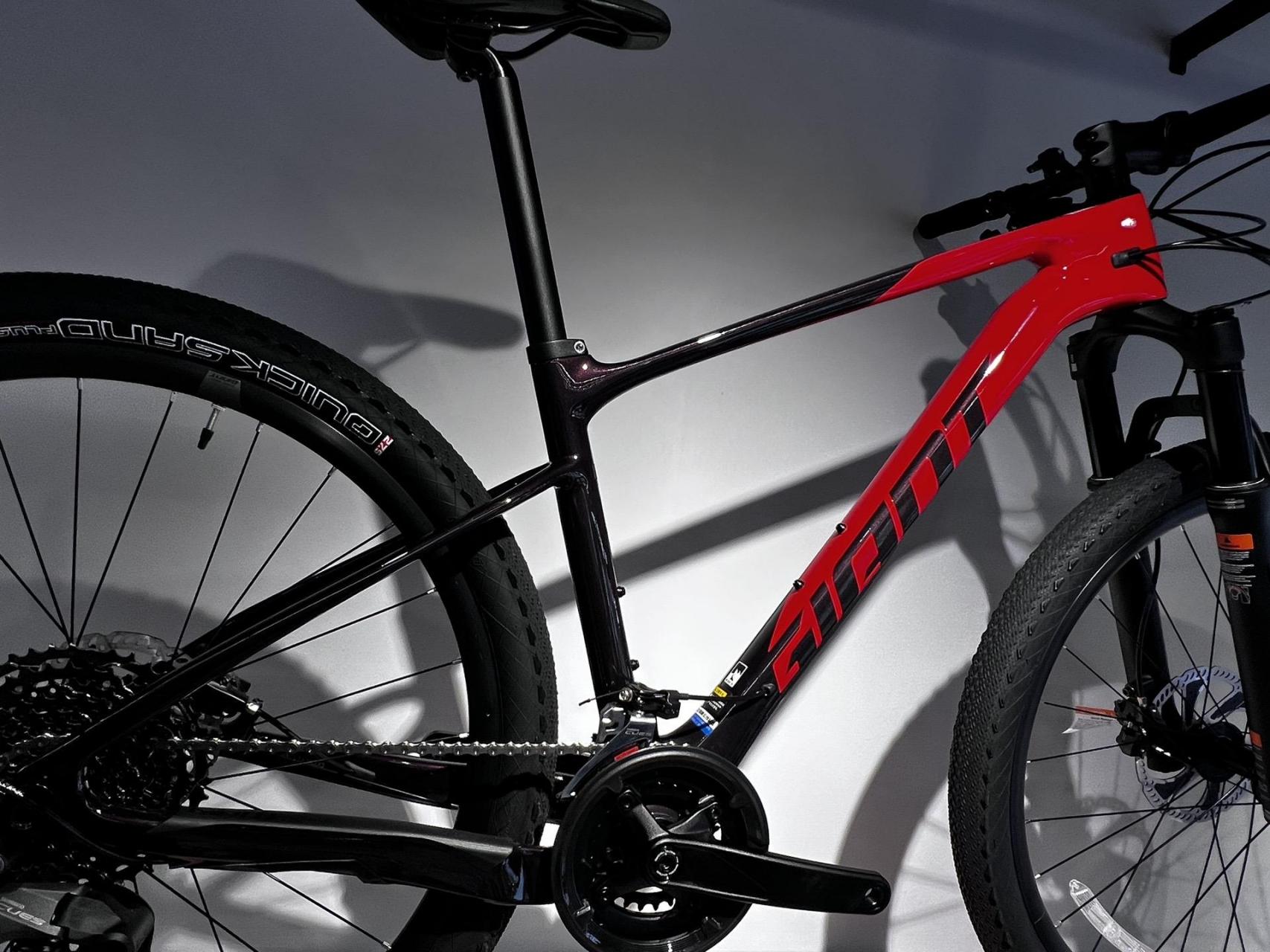 捷安特一万块最值得买的xtcadv3全车碳纤维车架,气压前叉,禧玛诺22速