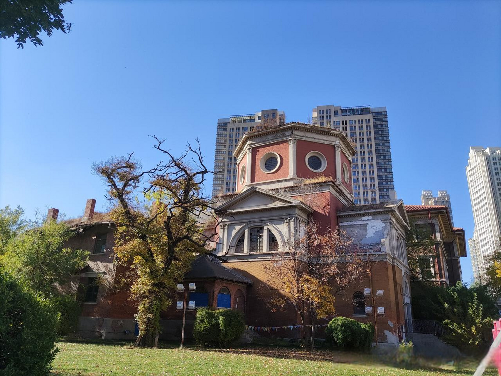 位于天津市河北区建国道上的圣心堂旧址,是一处独特的教堂遗址.