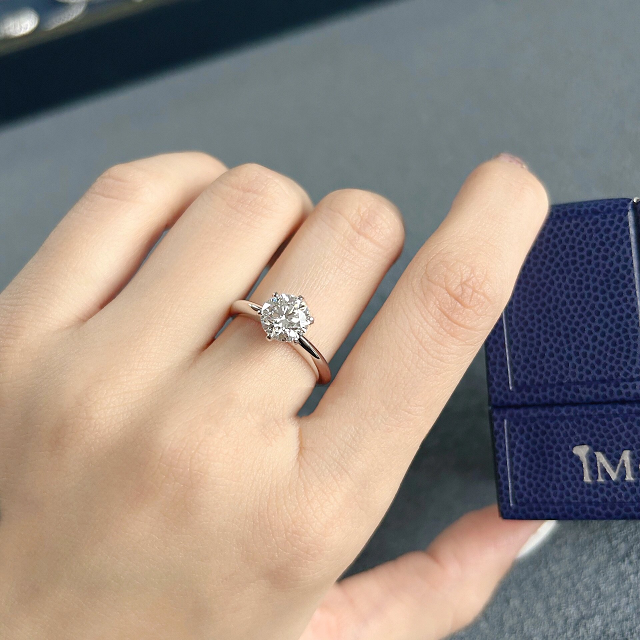 6爪钻戒tiffany钻戒定制 爪镶嵌的设计是蒂芙尼钻戒的标志之一,其中最