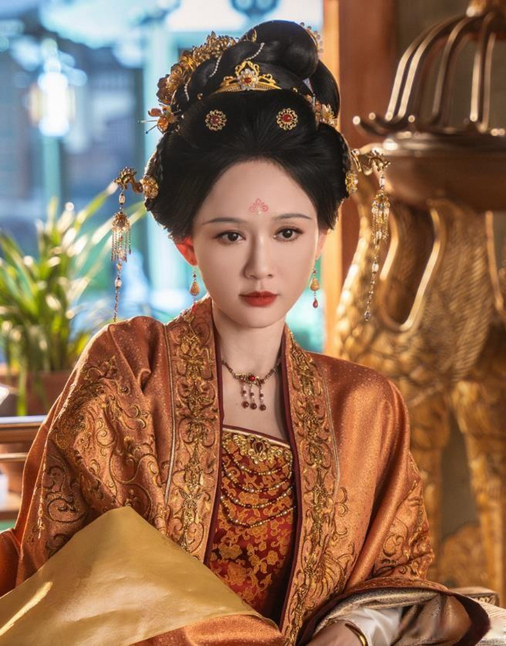 剧女王陈乔恩的剧照,她在里面饰演的是一位手握重权,身份贵重的长公主