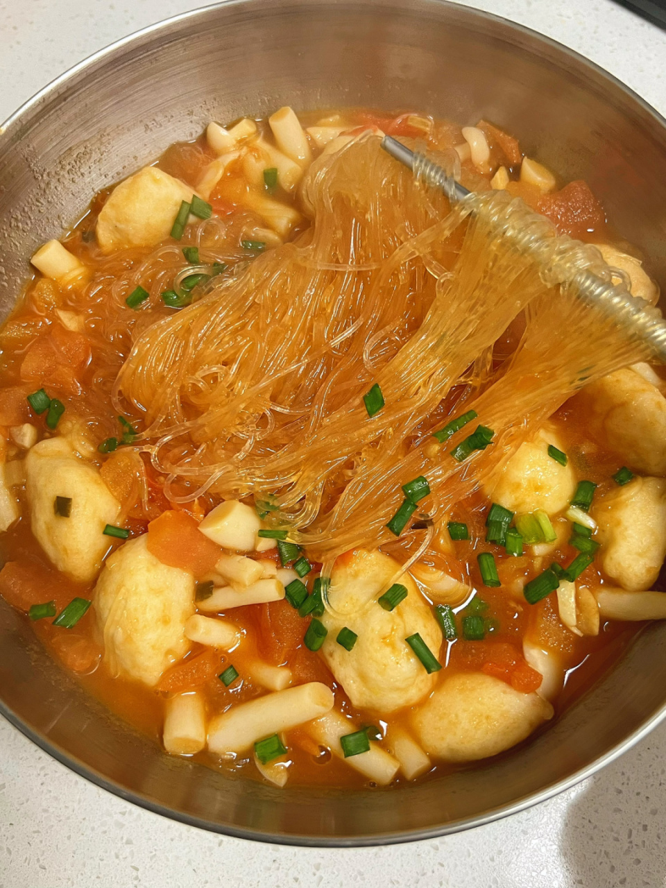 鲜到掉眉毛的茄汁鱼丸粉丝汤 大口嗦粉的快乐93#番茄粉丝汤# #鱼丸