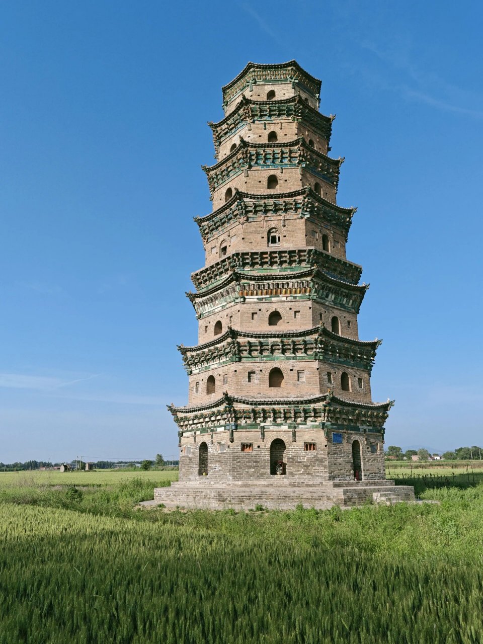 灵光寺琉璃塔位于山西襄汾县北梁村,原为八角十三层楼阁式砖塔,现存