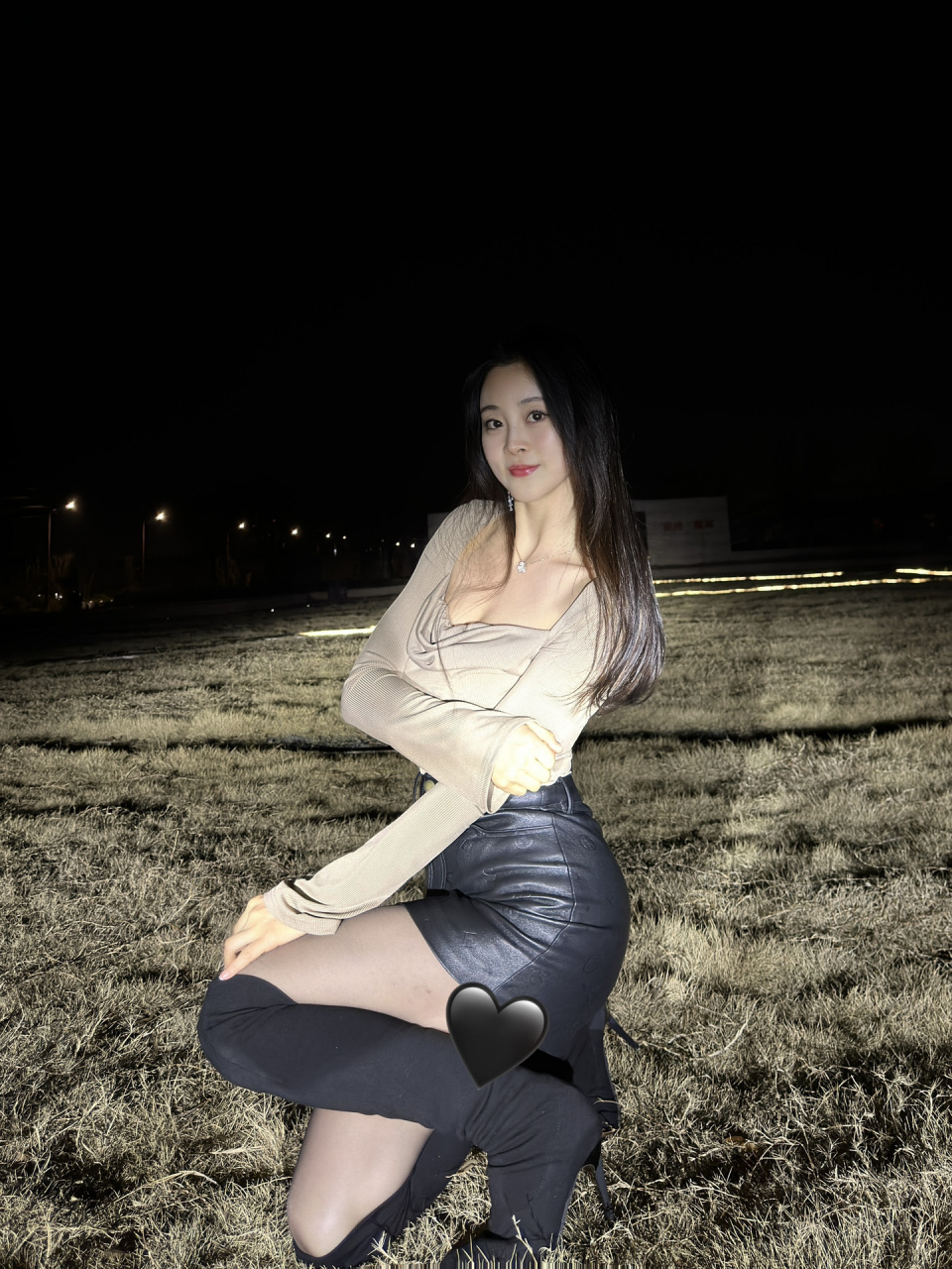 ootd | 冬日皮裙配过膝长靴 | 车灯打光拍照 夜晚拍照没有补光灯,打光