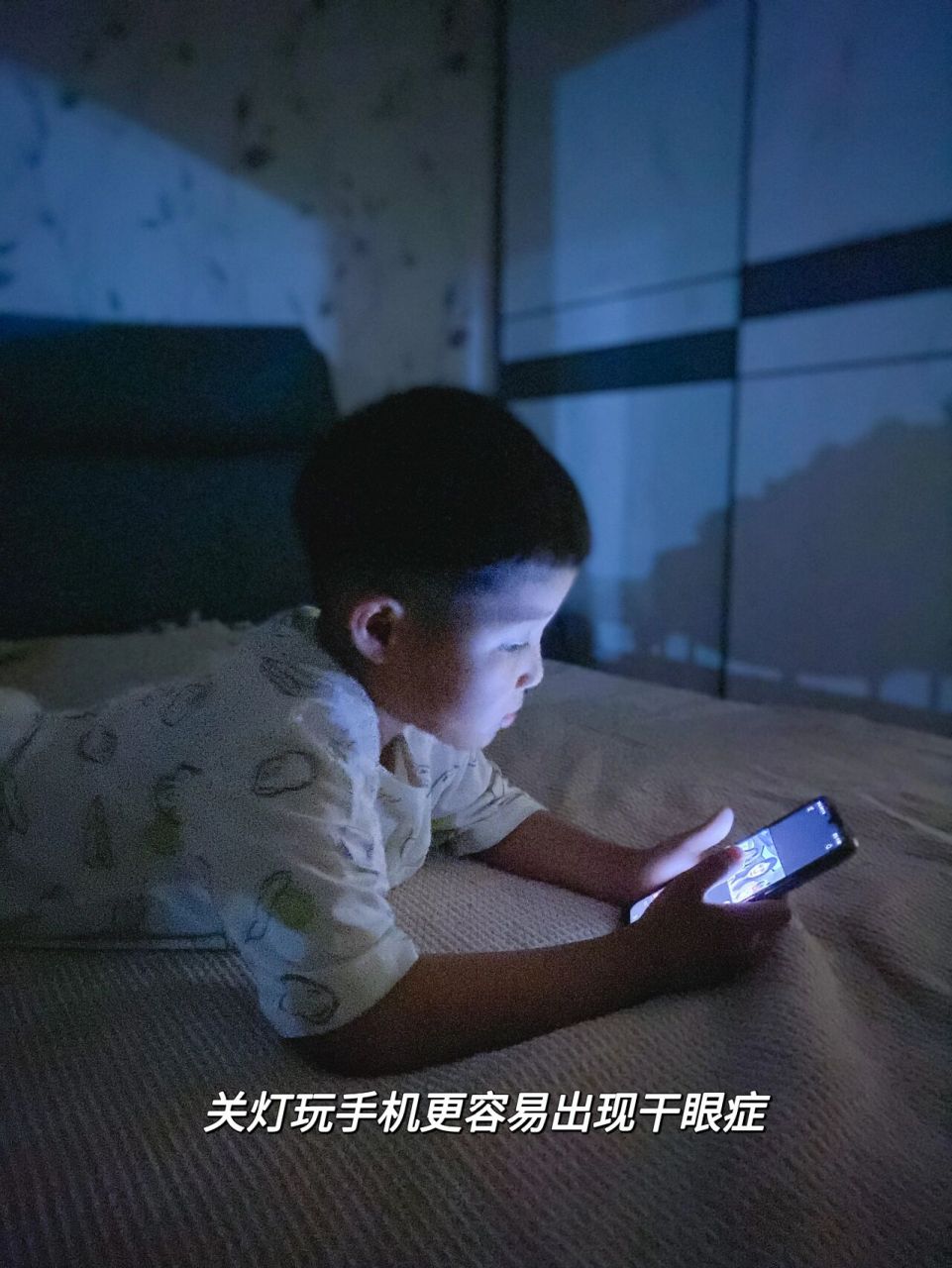 现代的小孩玩手机图片图片