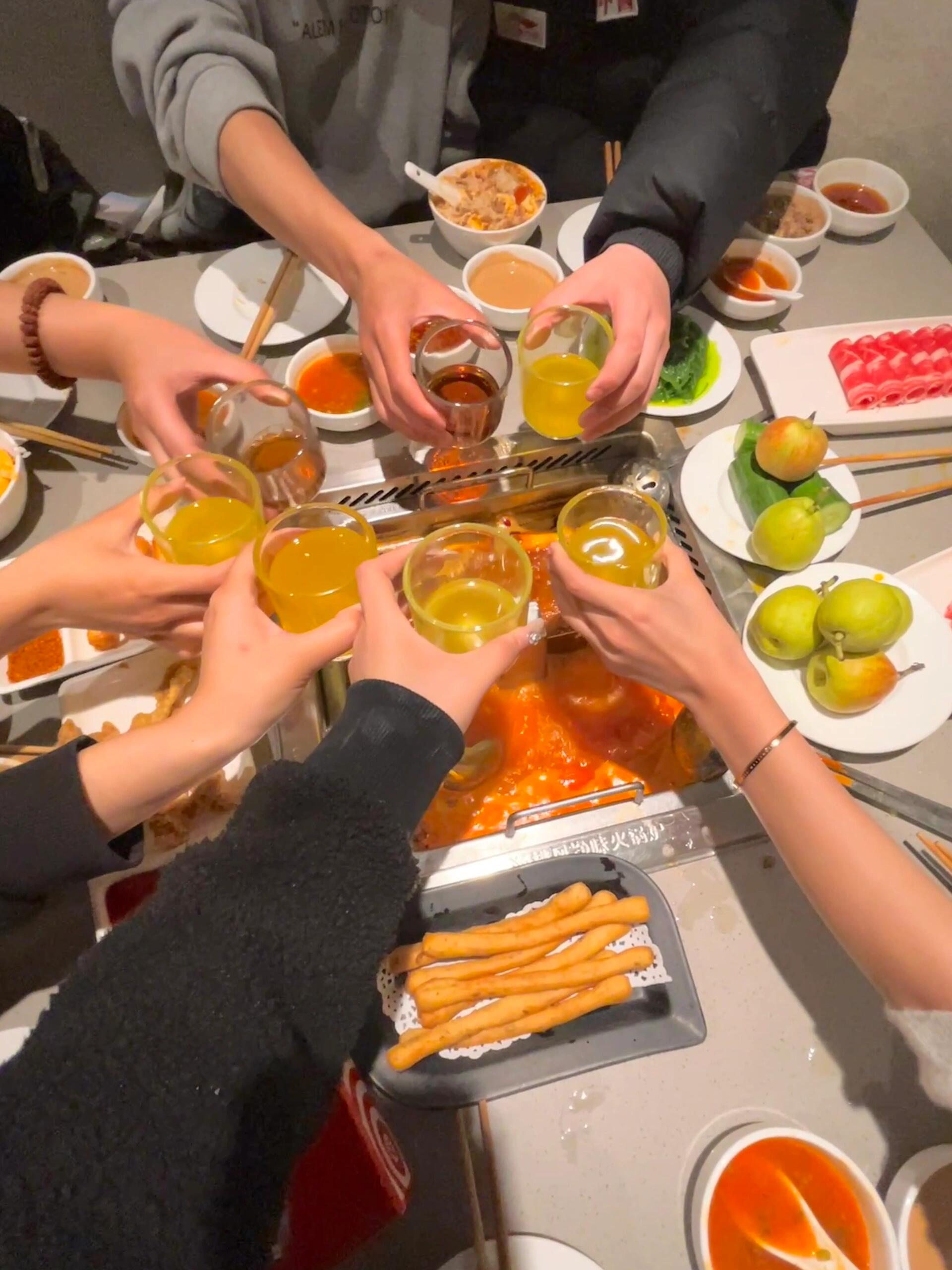 一些好朋友在一起聚会的live图