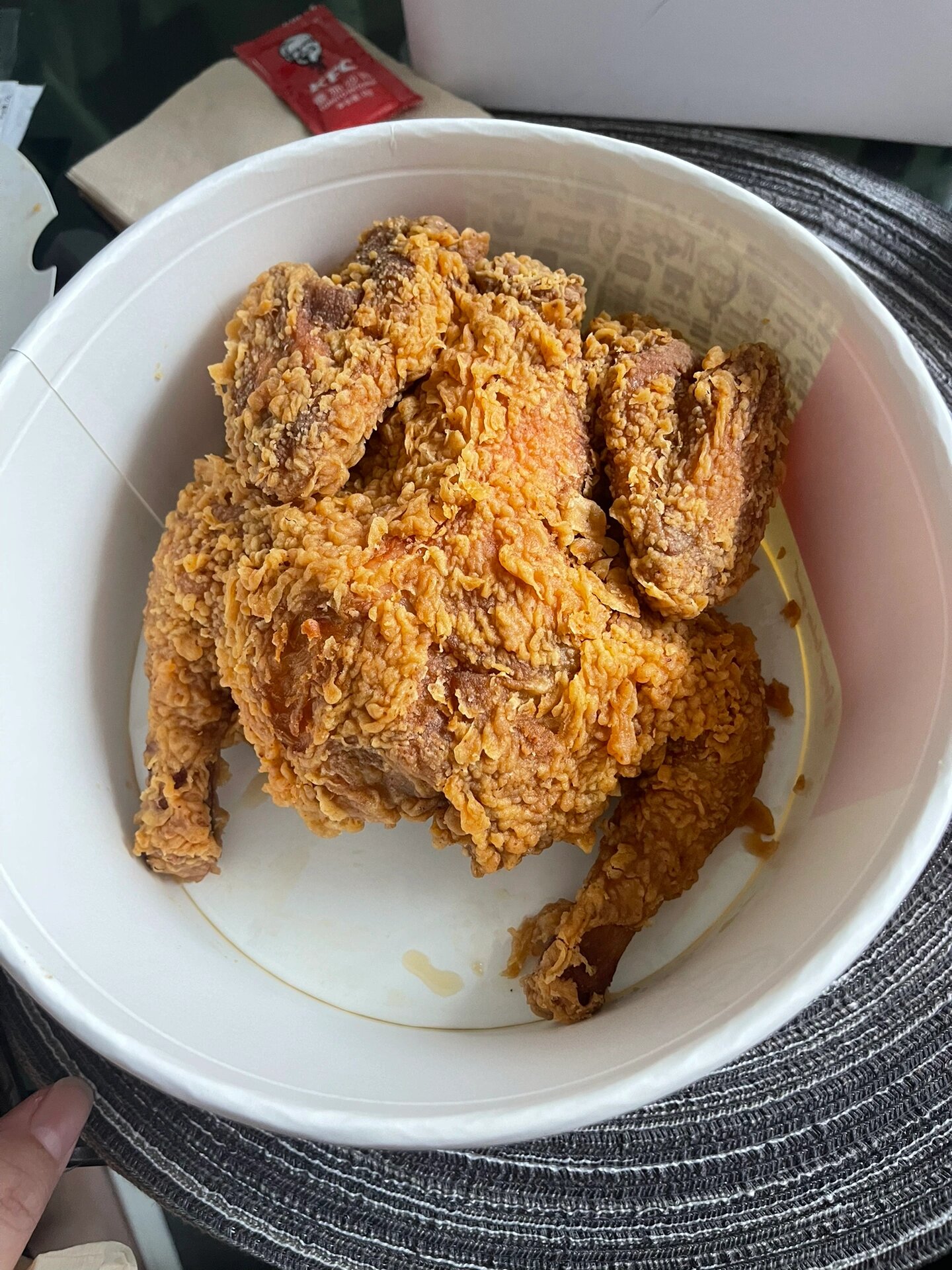 试了下肯德基新品 爆汁全鸡 昨天突然发现的 真的好久没吃炸鸡了 有一