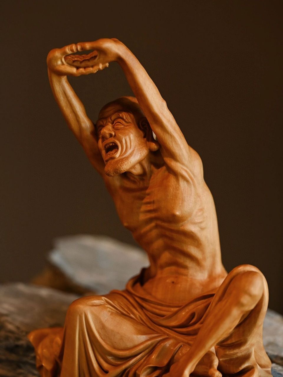 黄杨木x英石"探手罗汉" 罗汉双手上探,惬意之态,整体造像生动,线条