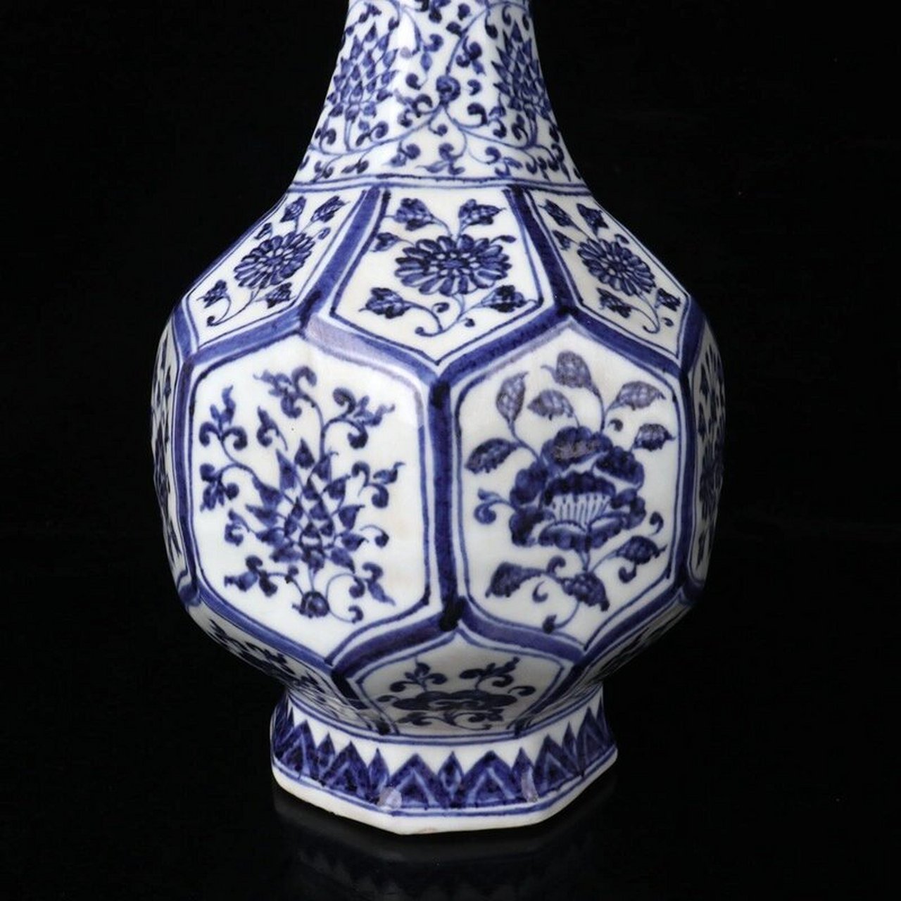 明代青花缠枝莲纹蒜头瓶一对 明代青花缠枝莲纹蒜头瓶一对#博物馆奇遇