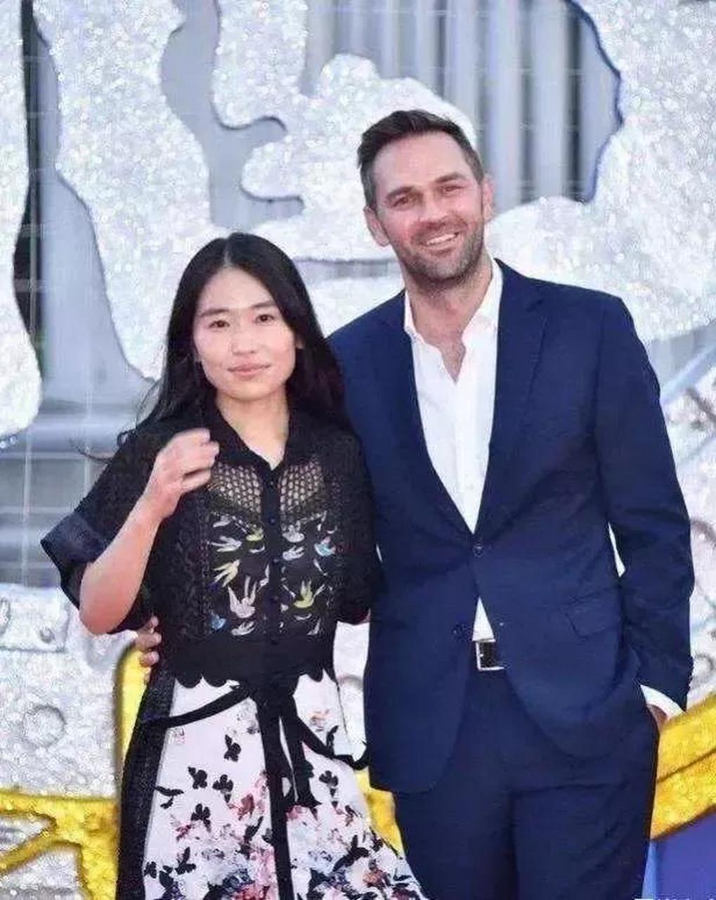 张艺谋女儿张末确实喜欢外国帅哥,与头婚老公离婚后嫁给瑞士高材生,郎