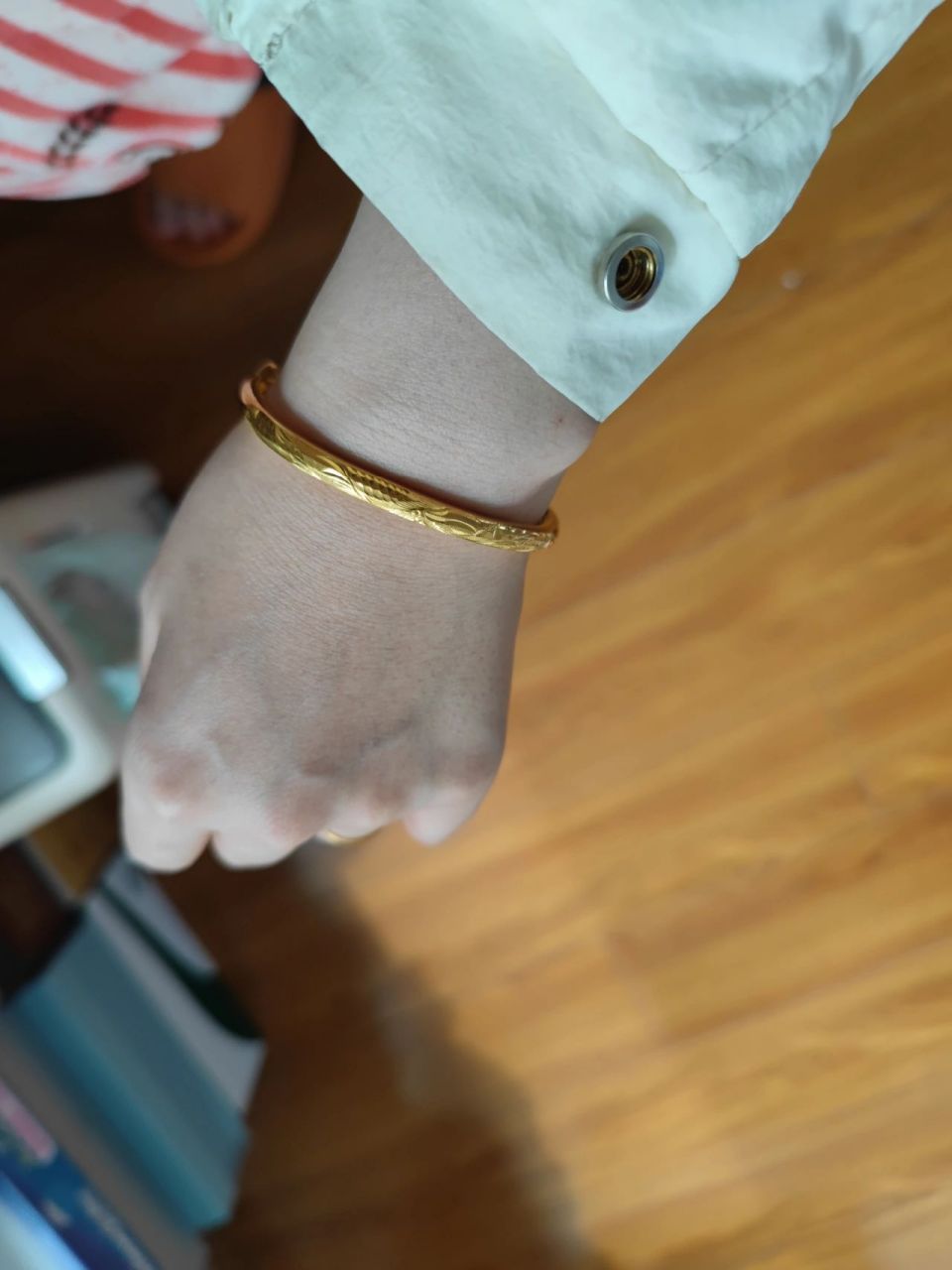 奉劝大家 奉劝大家一句五十克以上的金手镯真的不适合日常佩戴,真的好