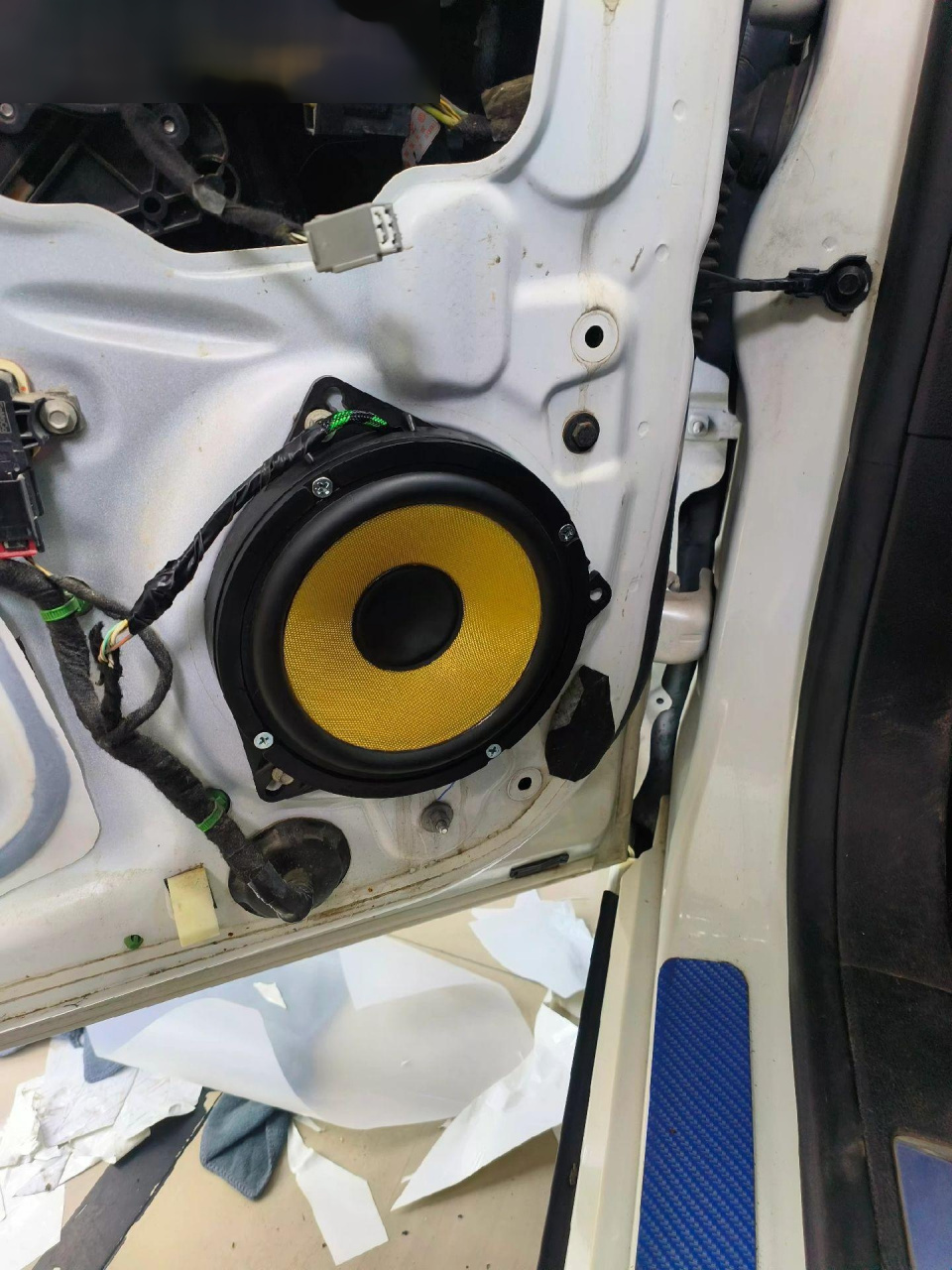 蒙迪欧更换四门音响喇叭,原车纸喇叭被腐蚀破音.