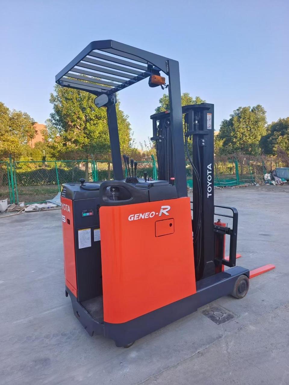 仓储货架堆高专用 站立式电动叉车 岛国原装进口 搭载全新电池 升高3