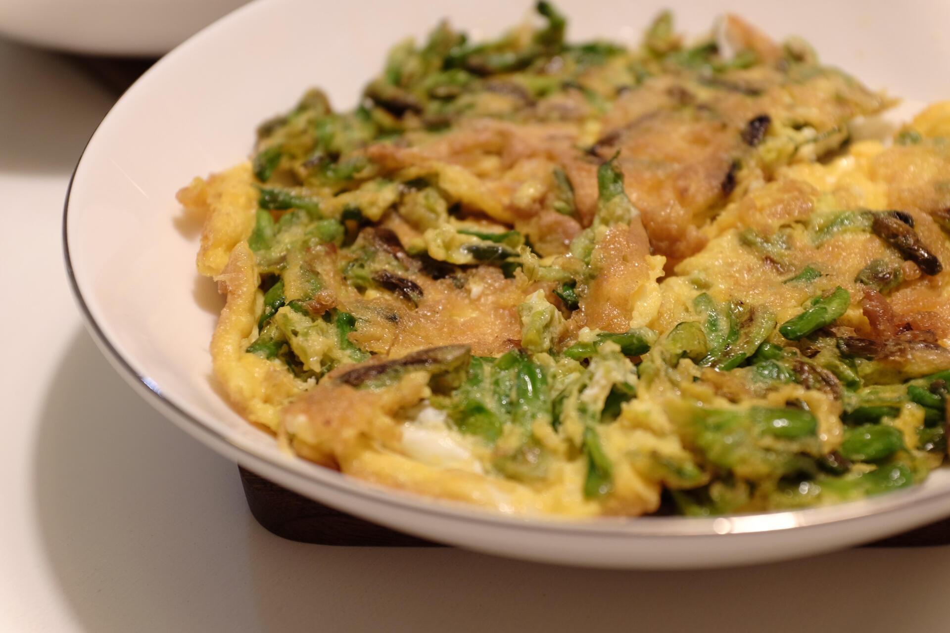 不时不食·金雀花煎鸡蛋    金雀花学名锦鸡儿.