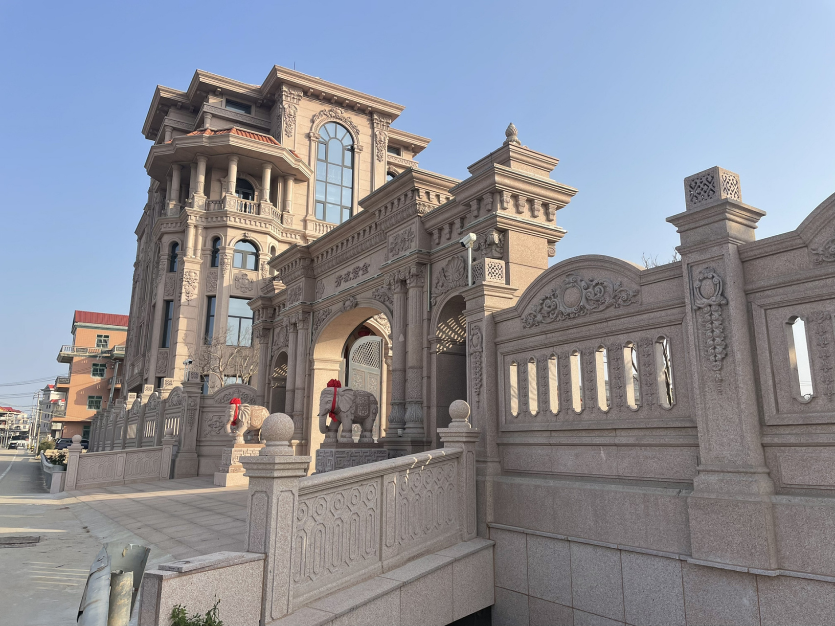 莆田特产——壕宅自建房 避开人流,来到莆田的乡镇,随处可见的豪宅自