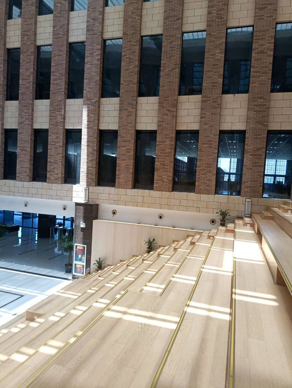 台州学院椒江校区 台院的图书馆,二楼到五楼都是图书哦,一楼有心湖