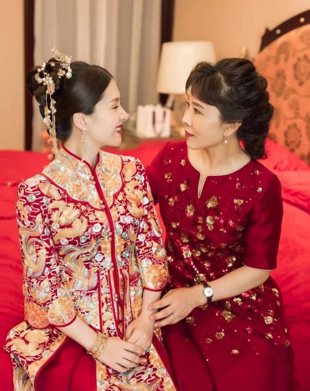 婚礼当天不仅是新娘新郎需要精心把自己精心装扮一番,新人的妈妈在