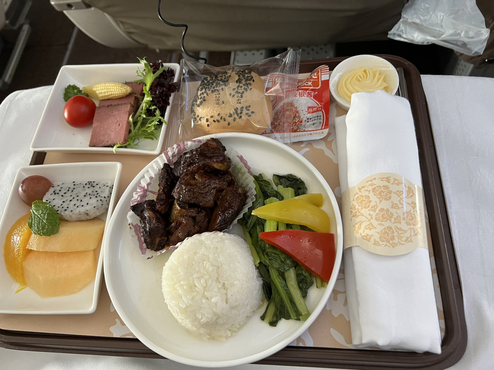 东航头等舱餐食 61龙利鱼盖饭 ·黑椒牛肉面条 ·糖醋里脊盖饭