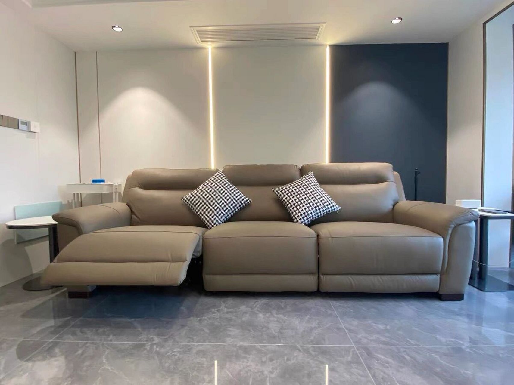 芝华仕头等舱沙发 型号10202 杏灰色,高级感十足 三人位两侧电动,单人