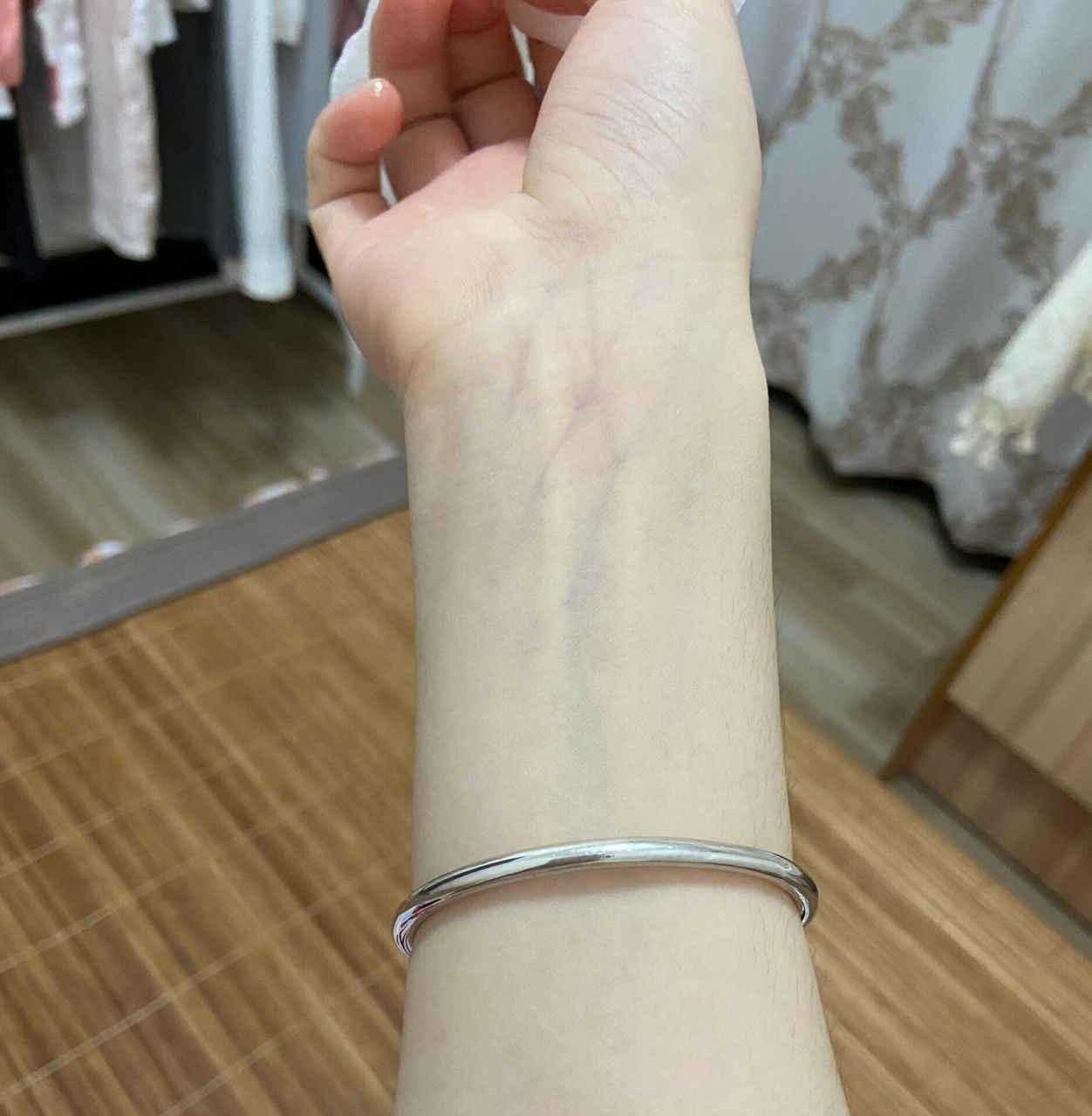你的银手镯带左手还是右手