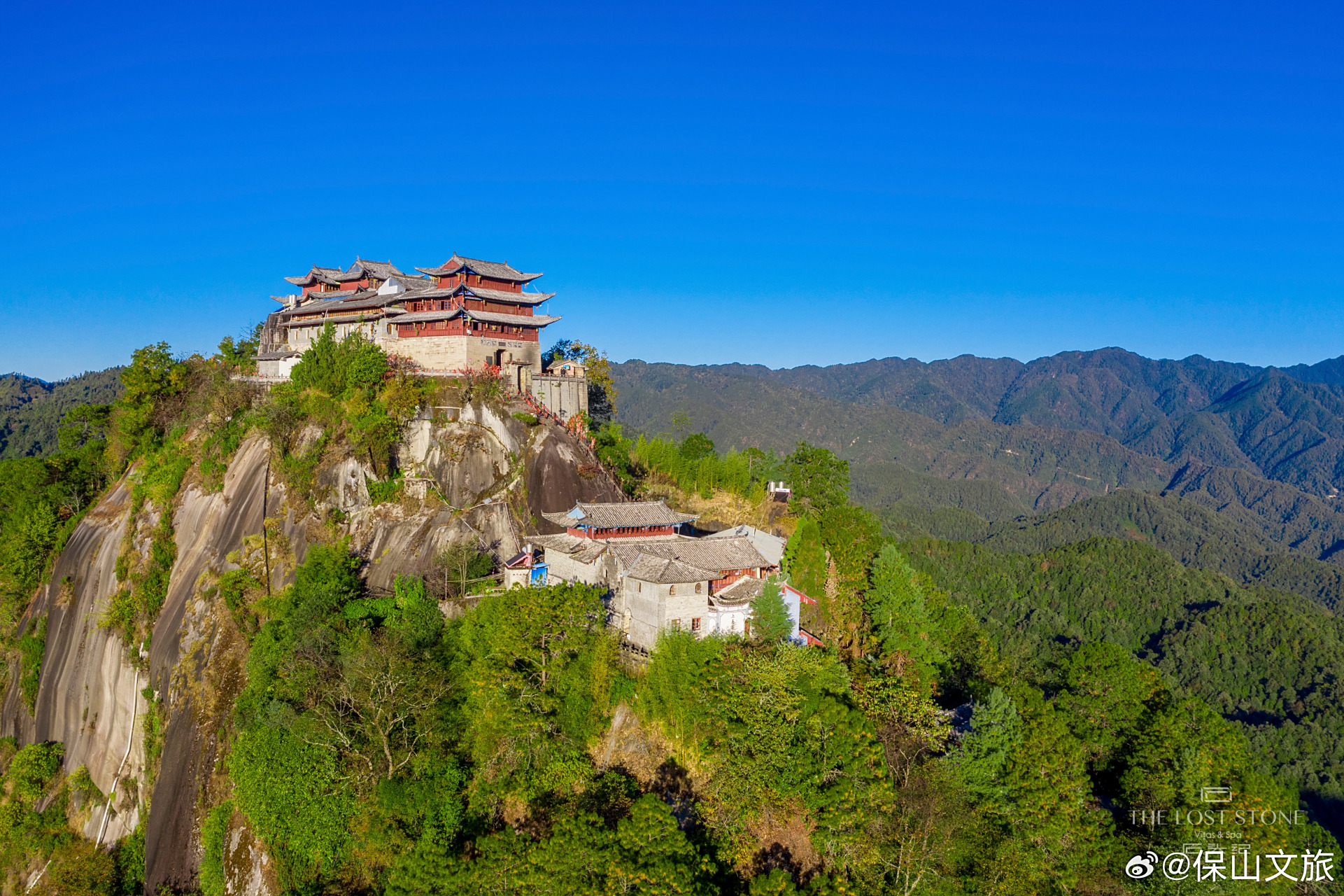云峰山又名文峰山,寒同山,俗称笔架山,座落在市区西郊莱州城南15华里
