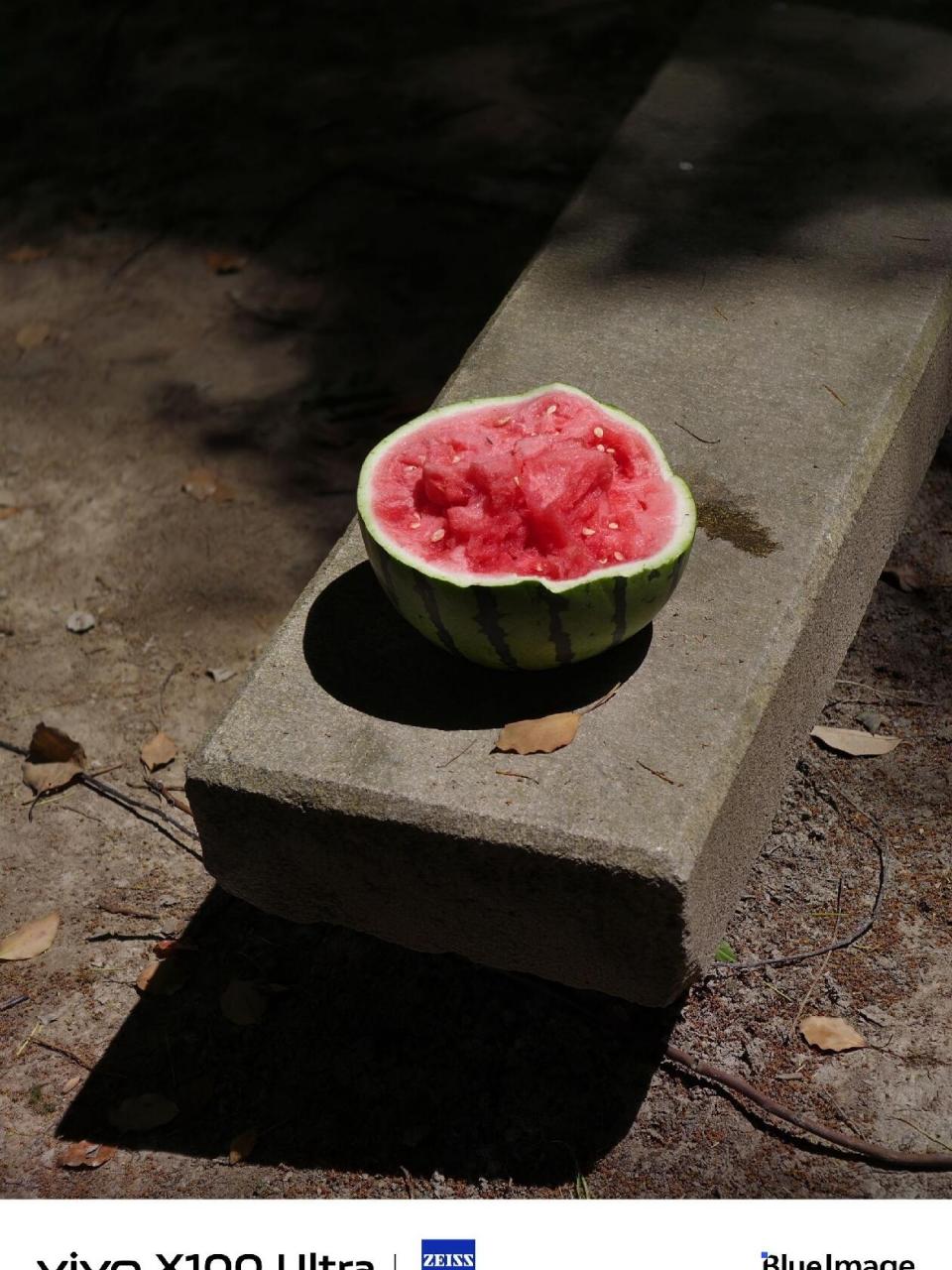 抱着半个西瓜,仿佛拥有了整个夏天 今年的你们有吃到梦中情瓜吗 还有