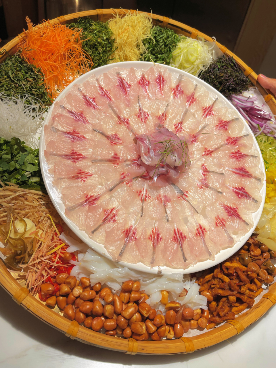 9820种配料的横县鱼生也太好吃了吧!