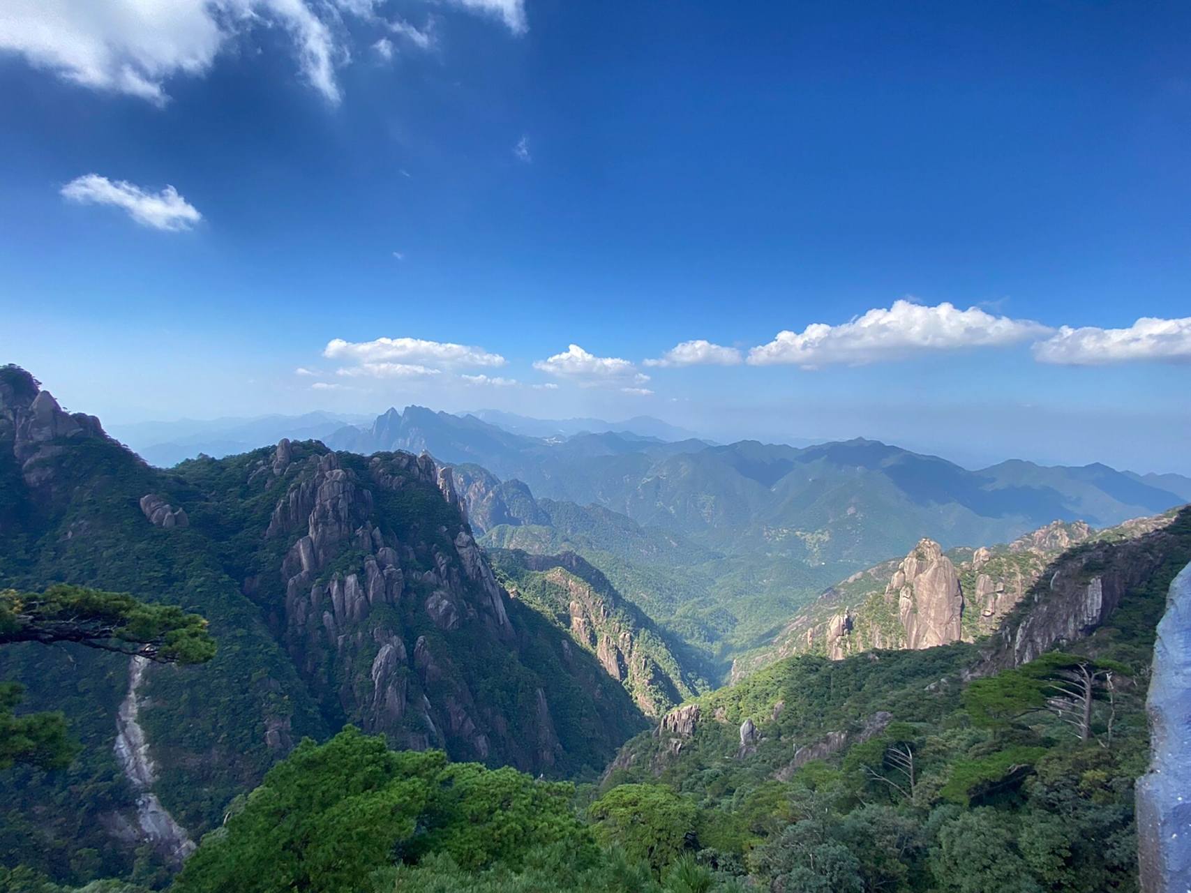 03 国庆期间人也不是很多,三清山风景秀丽,行走难度也还行,早上7点从