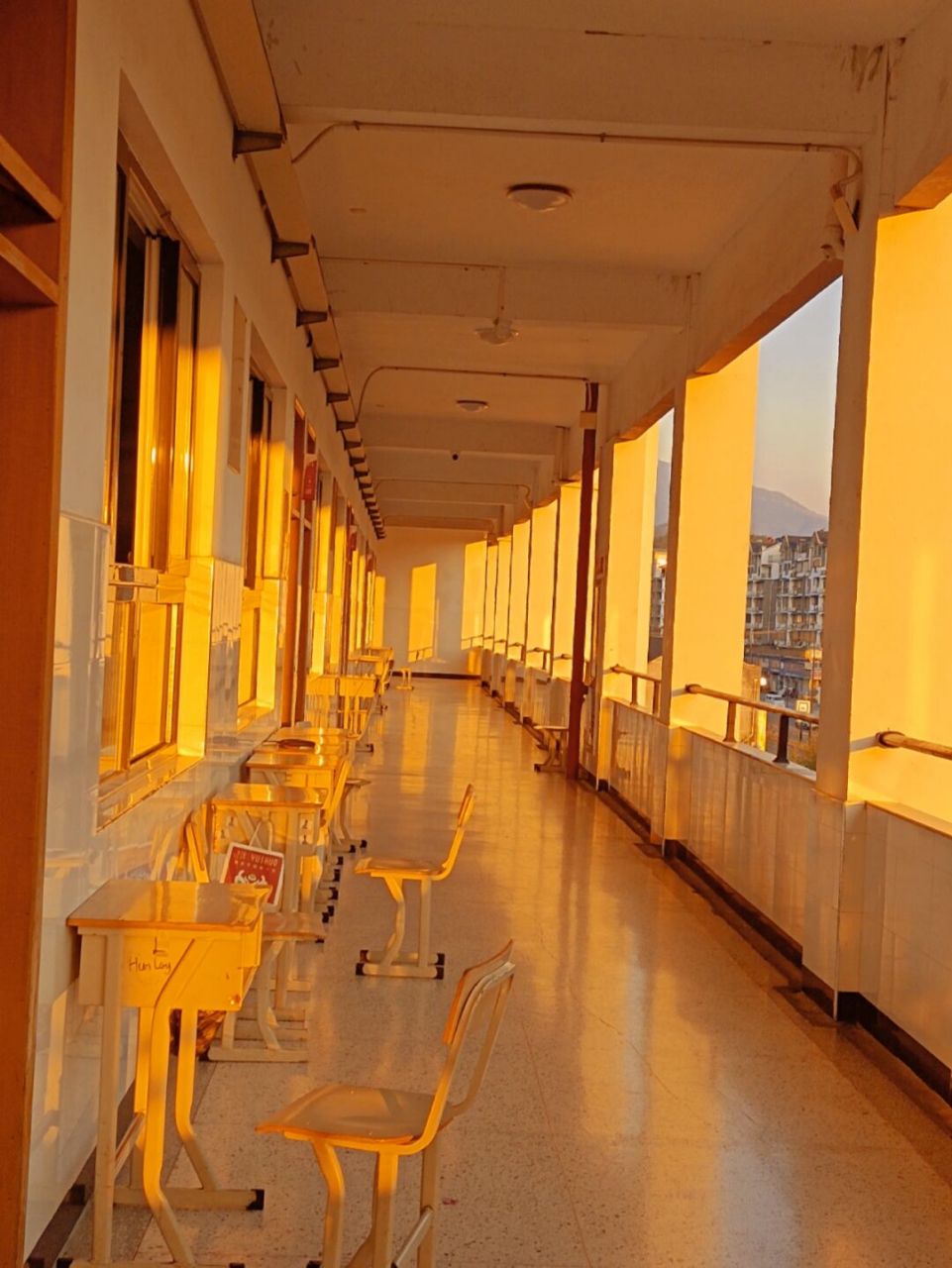 南方校园走廊日落