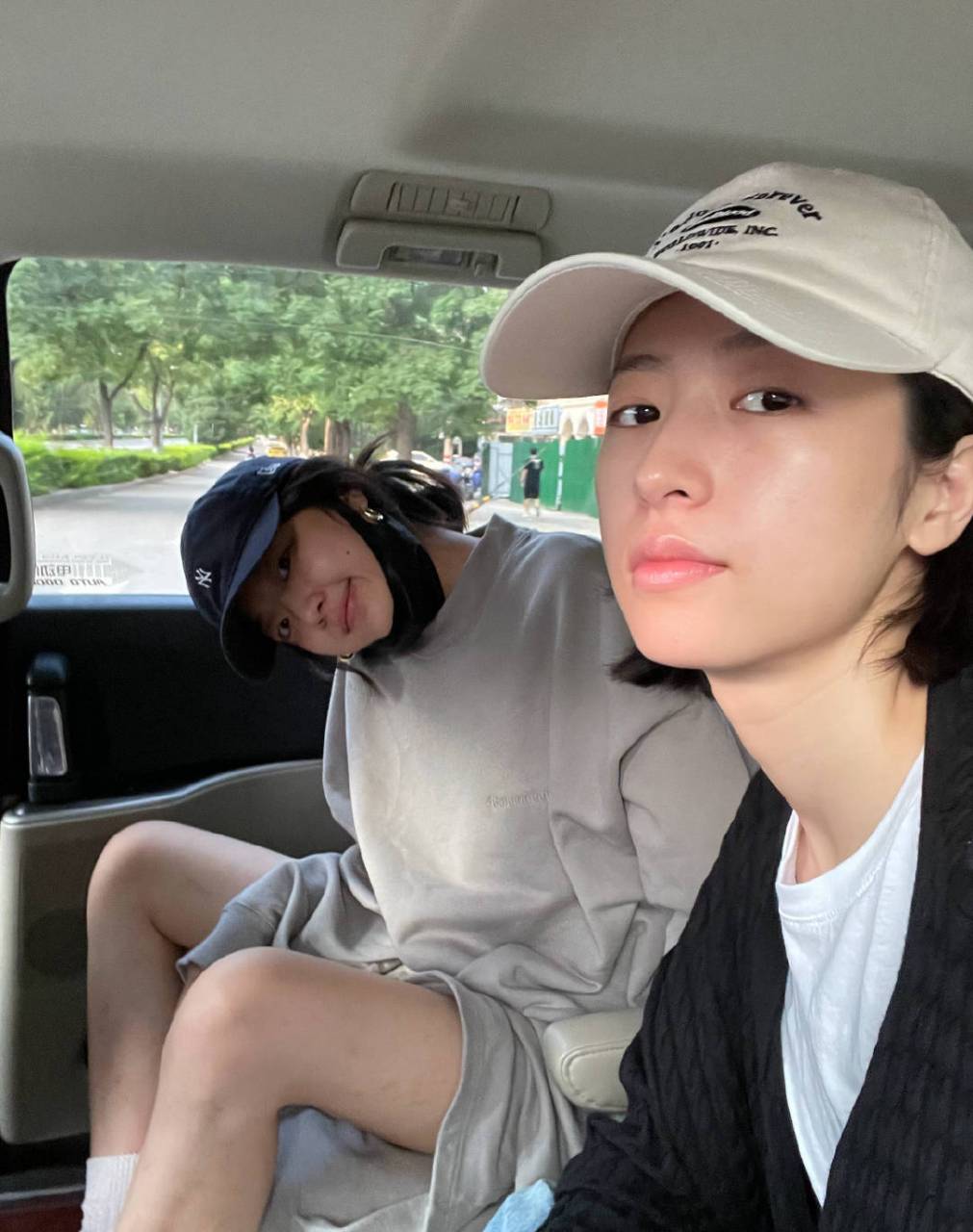 孙千晒合照为周雨彤庆生