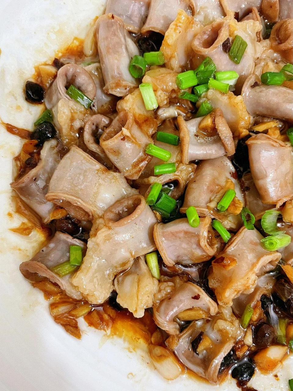 这碟豉汁蒸粉肠,妥妥的下饭菜,汤汁拌饭超好吃,粉肠qq弹弹,很有嚼劲