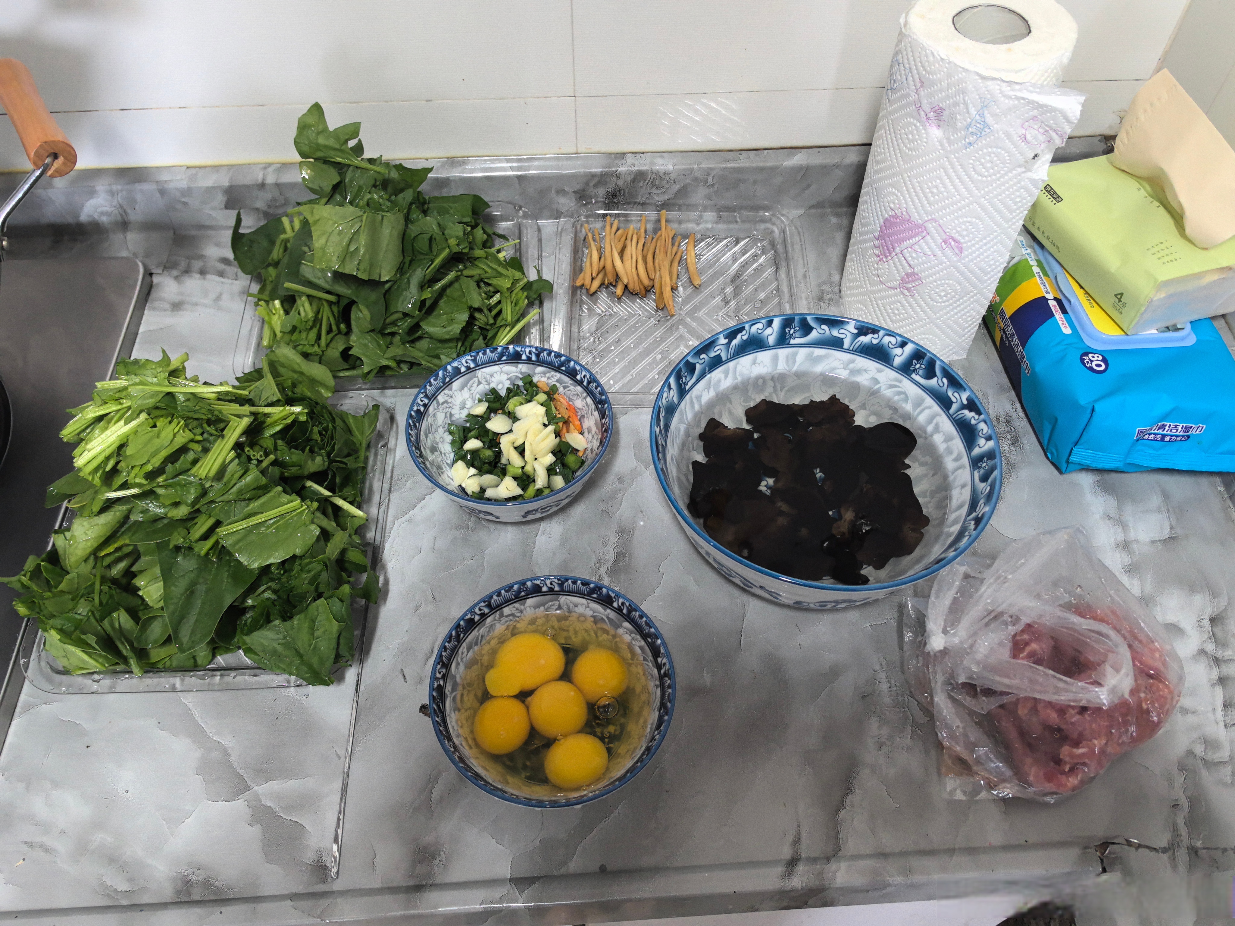 上是按老饭骨儿的方法操作,但是我没放姜改放蒜沫儿,大葱换成了小葱儿