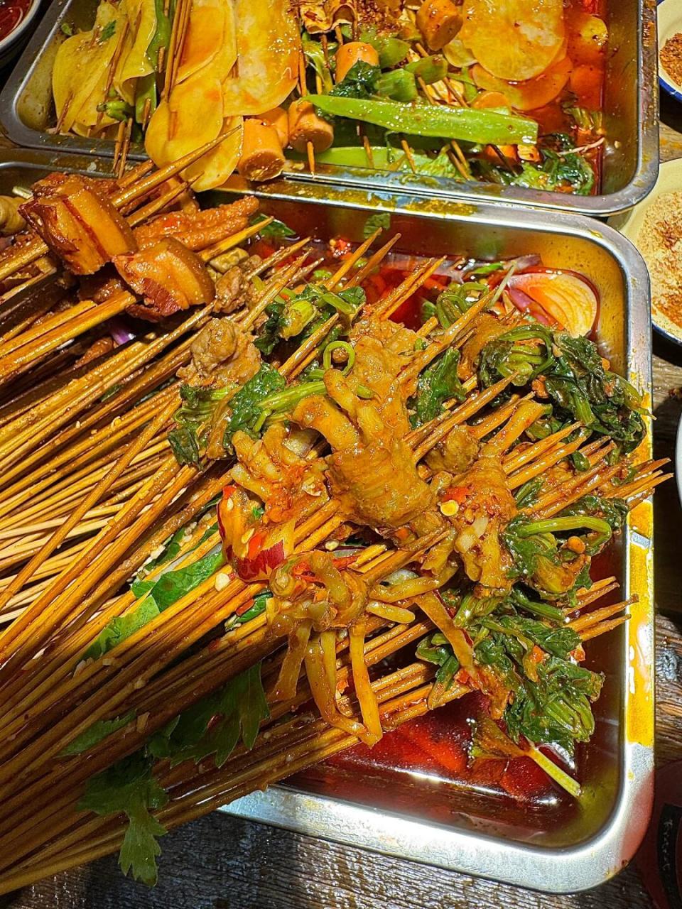 乐山!最伟大的串串出现了0505 #艾特你的饭搭子请你吃# 油卤串串!