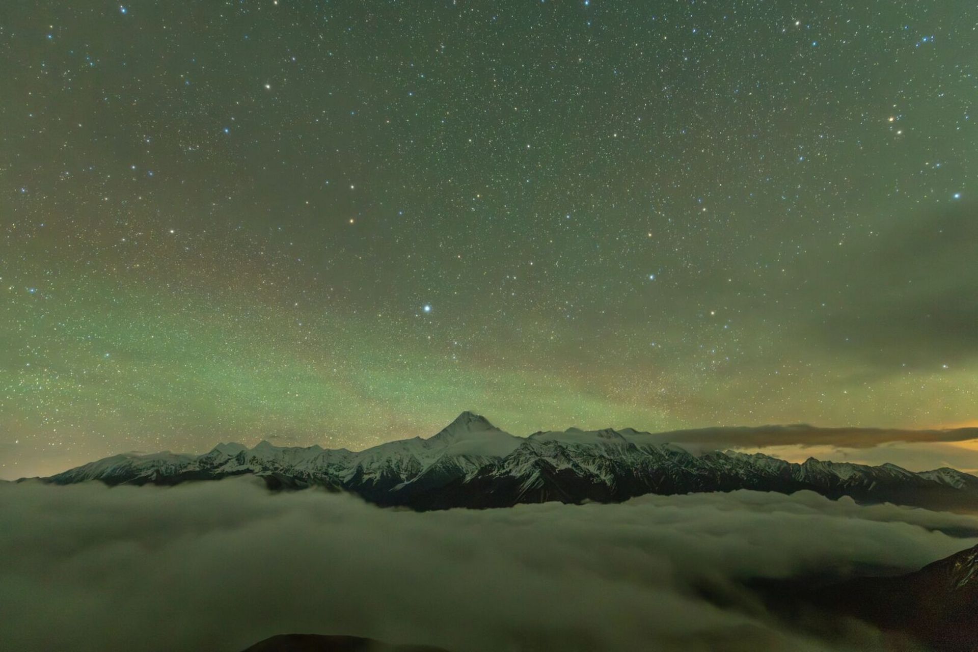 闪电,气辉,云海 在川西拍摄时,我同时拍到了贡嘎雪山的星空,云海,闪电