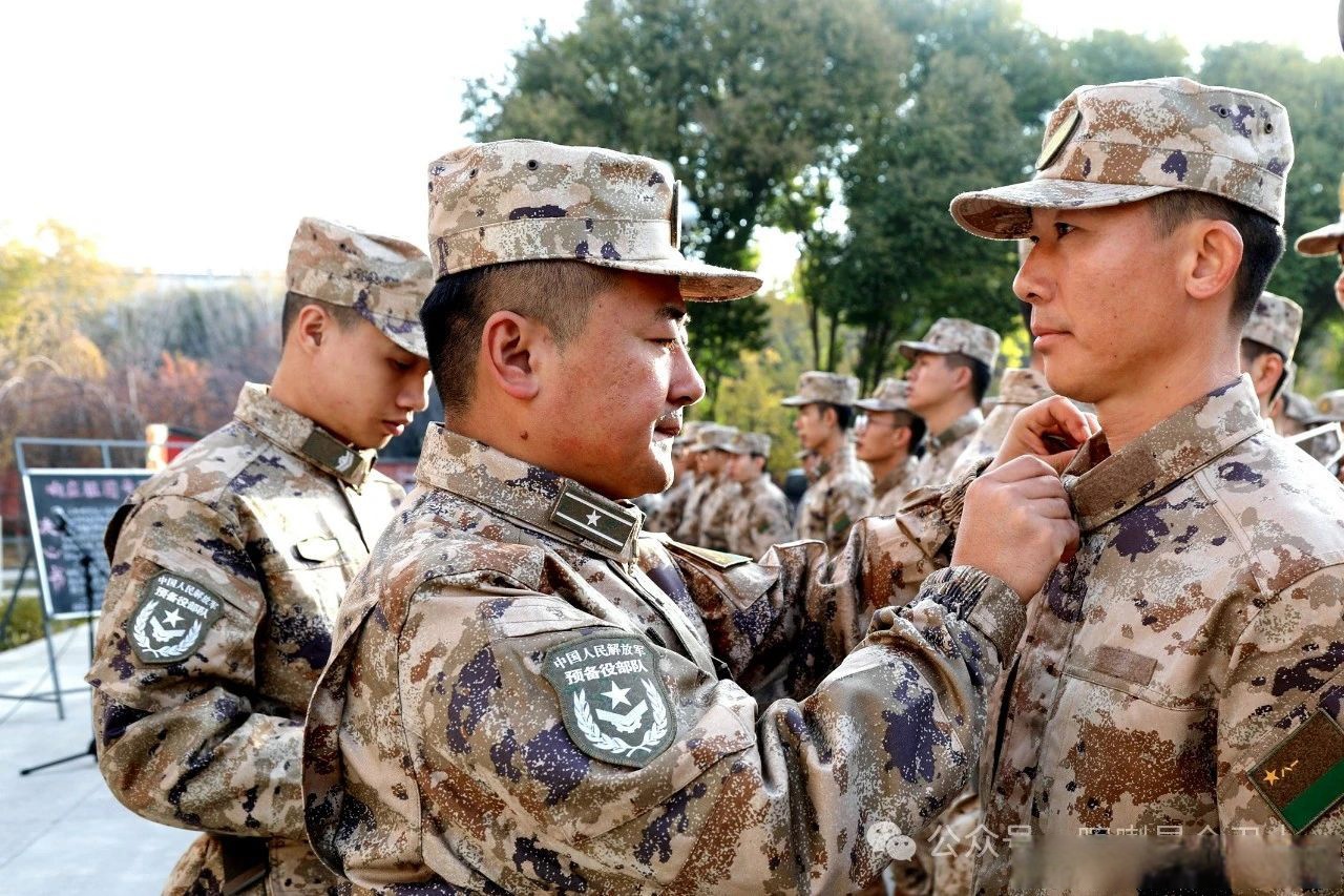 近日,新疆军区某部2025年度首批预备役人员集训全面展开,来自全国