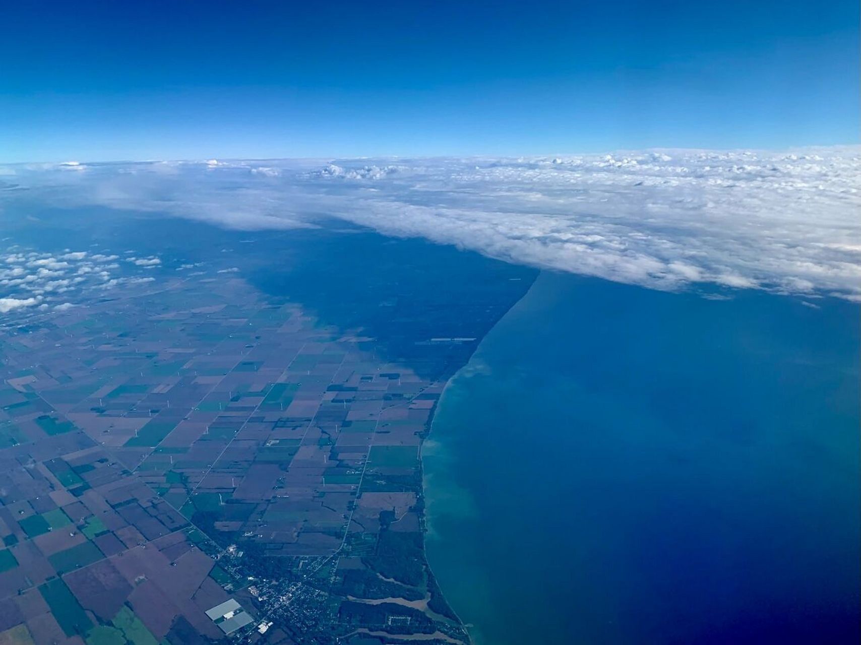 伊利湖 (lake erie) 在飞机上俯瞰五大湖之一的伊利湖 (lake erie).