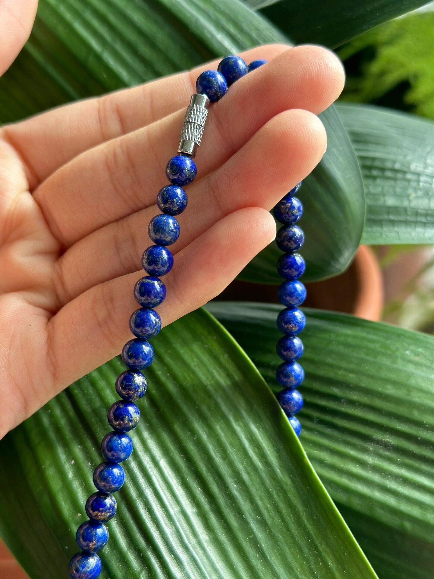 青金石 因"其色如天",又称"帝青色",很受古代帝王青睐,故称"帝王石".