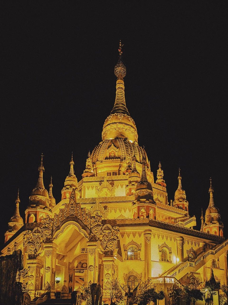 芒市大金塔其实不是塔 上篇讲了告庄大金塔缝合元素,作为标志的芒市大