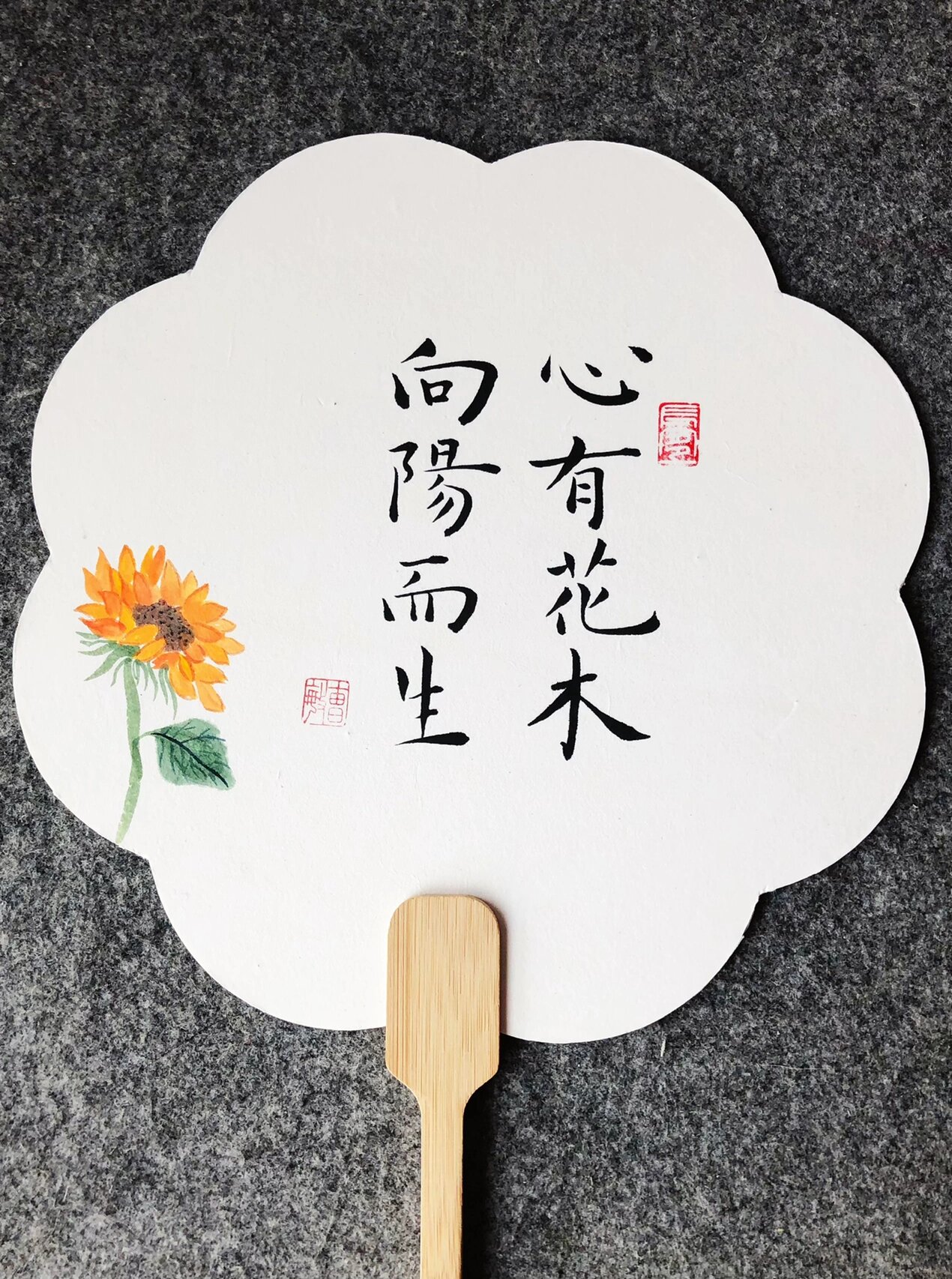 手绘国画书法扇子 两面都画好了才发现, 应该是"心如花木,向阳而生"