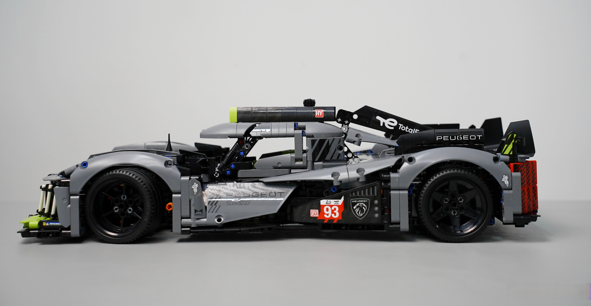 这两天终于没那么忙,抽空把乐高送的标志勒芒赛车9x8给拼好了,1775片