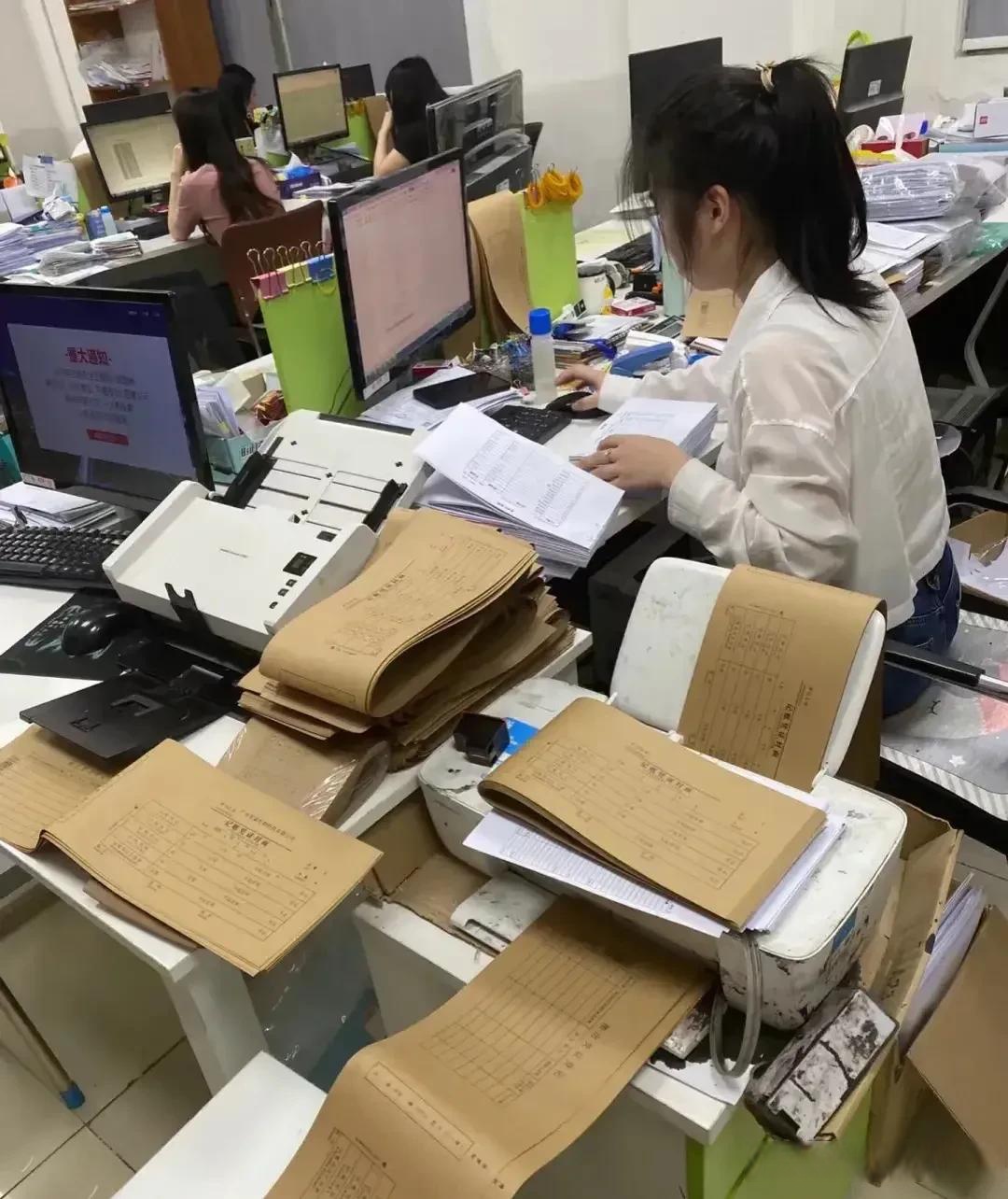 我们公司最近业务开展有点多,会计忙不过来最近新招了一个会计助理