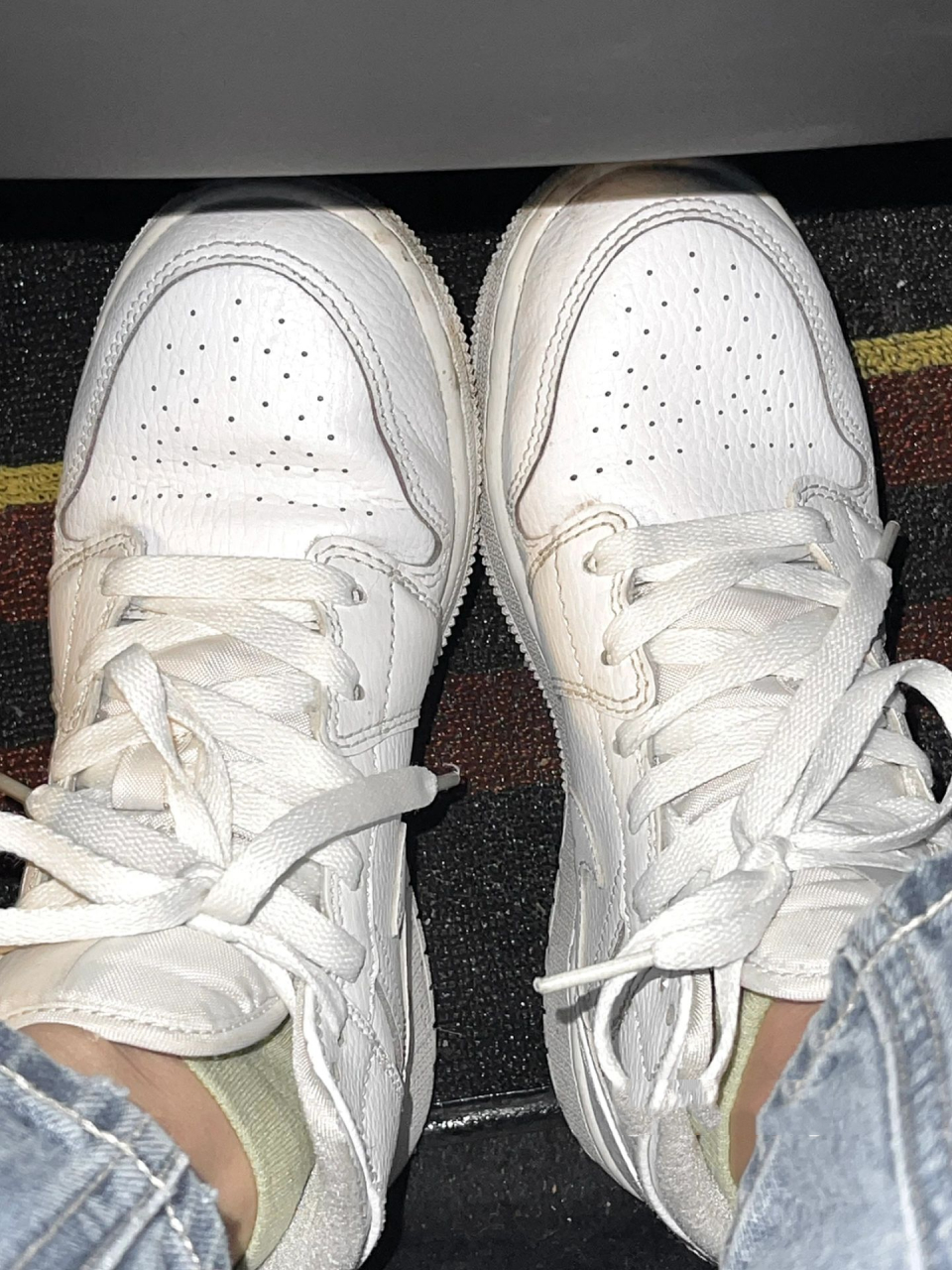 好家伙07穿几年的aj1鞋头褶皱就只皱一边 就这双aj1纯白穿三年了 穿