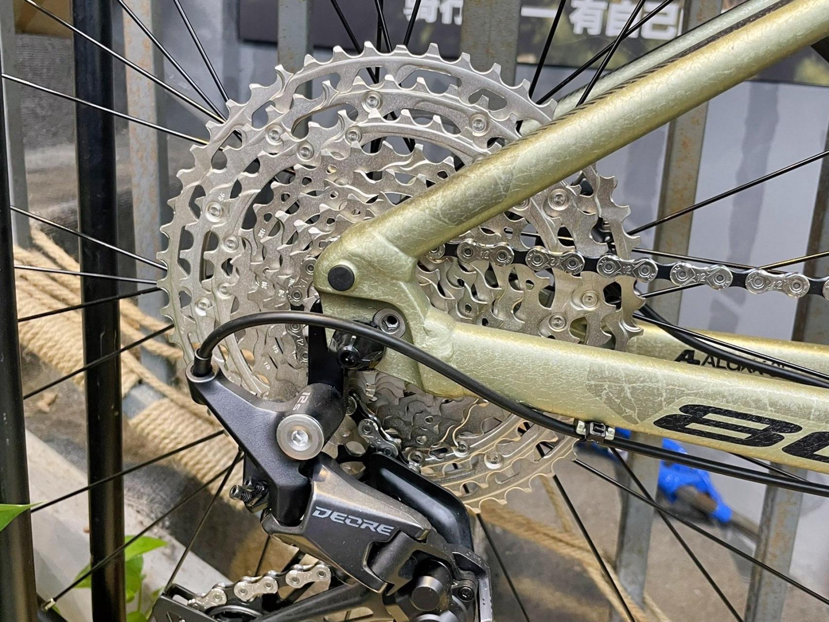 捷安特xtc800plus 24款(皱纹金油)月桂叶绿 铝合金车架,搭配气压前叉