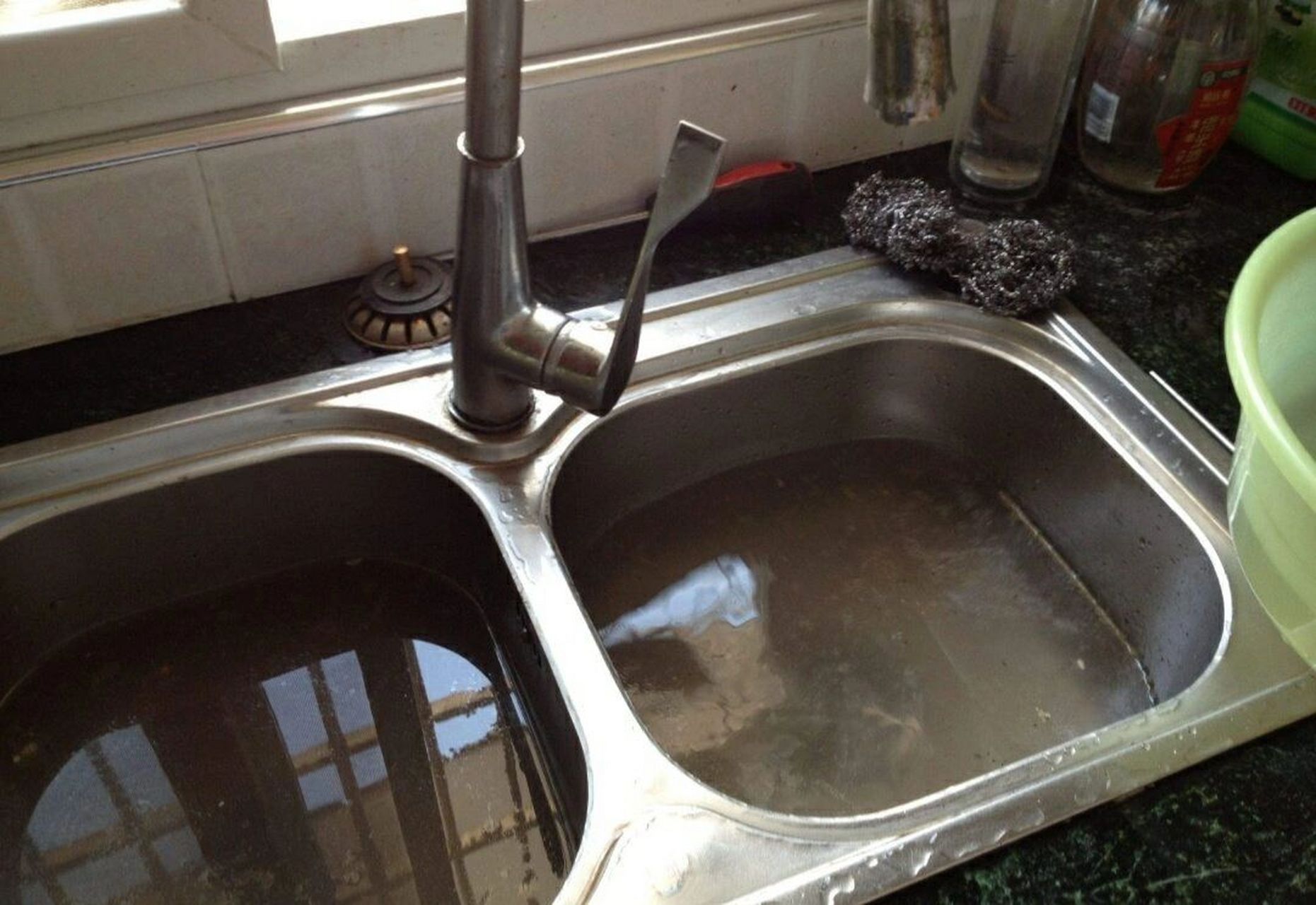 最近洗菜盆下水很缓慢,其实大部分原因就是因为油垢在管道壁上结的