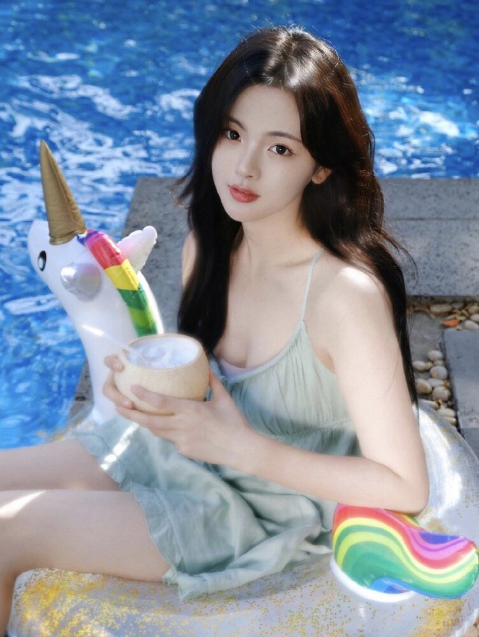杨超越这组泳池美照,瞬间让人感觉提前进入夏天了